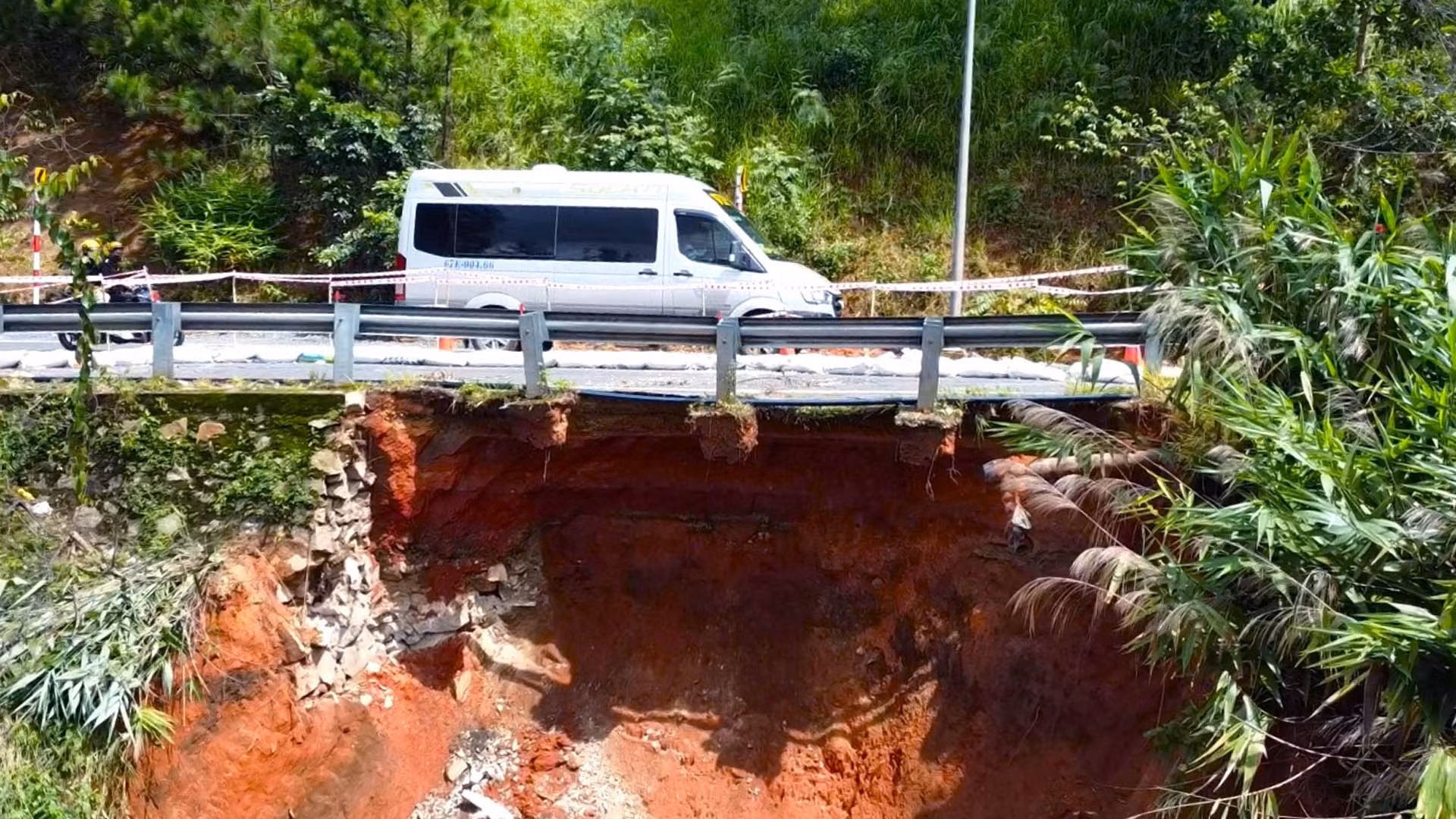 Vụ sạt lở uy hiếp trực tiếp đến an toàn giao thông trên đường đèo Tà Nung.