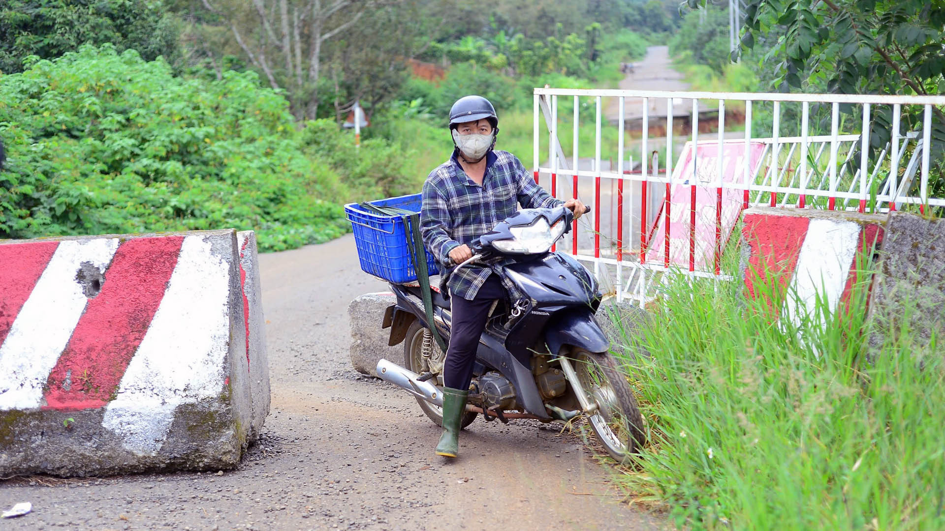 Nhằm bảo đảm an toàn, cơ quan chức năng và chính quyền địa phương đã tổ chức rào chắn, cấm tất cả các phương tiện lưu thông qua khu vực đường bị hư hỏng. Đồng thời, thông báo, tuyên truyền đến người dân không điều khiển phương tiện trên tuyến đường này...