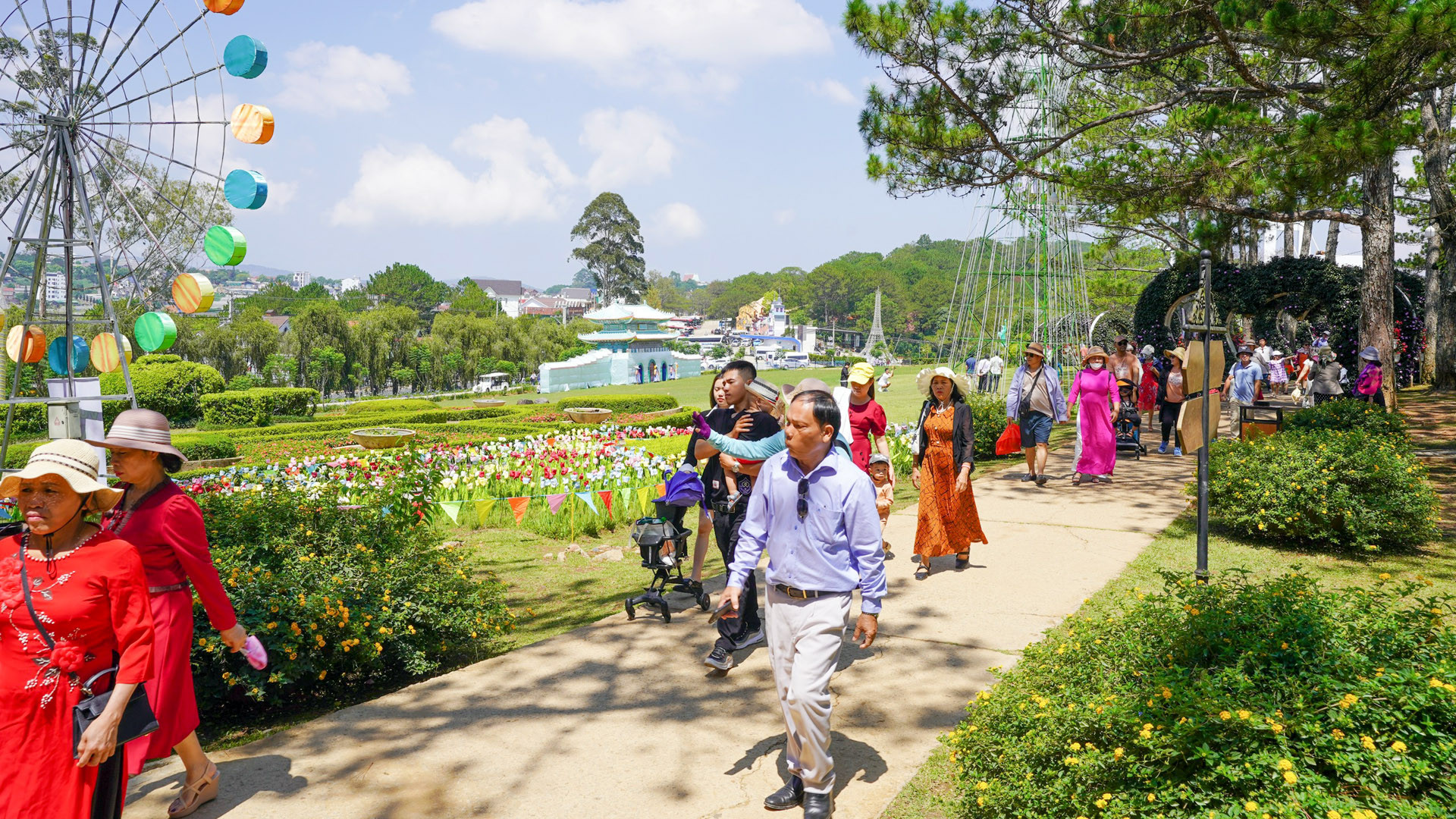 Các khu, điểm du lịch tại Đà Lạt cũng đưa ra các hoạt động nhằm thu hút khách tham quan dịp nghỉ lễ. Đại diện TTC World-Thung lũng Tình yêu cho biết, trong kỳ nghỉ lễ này, khu du lịch tổ chức chương trình giao lưu âm nhạc, trải nghiệm văn hóa cồng chiêng Tây Nguyên, check-in vườn hoa cẩm tú cầu lớn nhất Đà Lạt, khám phá vườn ánh sáng hiệu ứng 3D và thưởng thức BBQ ngoài trời giữa khí trời se lạnh Đà Lạt…
