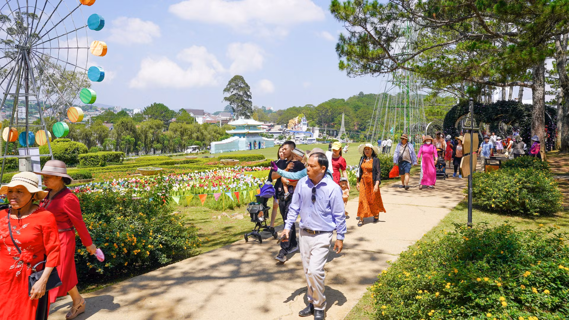 Các khu, điểm du lịch tại Đà Lạt cũng đưa ra các hoạt động nhằm thu hút khách tham quan dịp nghỉ lễ. Đại diện TTC World-Thung lũng Tình yêu cho biết, trong kỳ nghỉ lễ này, khu du lịch tổ chức chương trình giao lưu âm nhạc, trải nghiệm văn hóa cồng chiêng Tây Nguyên, check-in vườn hoa cẩm tú cầu lớn nhất Đà Lạt, khám phá vườn ánh sáng hiệu ứng 3D và thưởng thức BBQ ngoài trời giữa khí trời se lạnh Đà Lạt… Các khu, điểm du lịch tại Đà Lạt cũng đưa ra các hoạt động nhằm thu hút khách tham quan dịp nghỉ lễ. Đại diện TTC World-Thung lũng Tình yêu cho biết, trong kỳ nghỉ lễ này, khu du lịch tổ chức chương trình giao lưu âm nhạc, trải nghiệm văn hóa cồng chiêng Tây Nguyên, check-in vườn hoa cẩm tú cầu lớn nhất Đà Lạt, khám phá vườn ánh sáng hiệu ứng 3D và thưởng thức BBQ ngoài trời giữa khí trời se lạnh Đà Lạt…