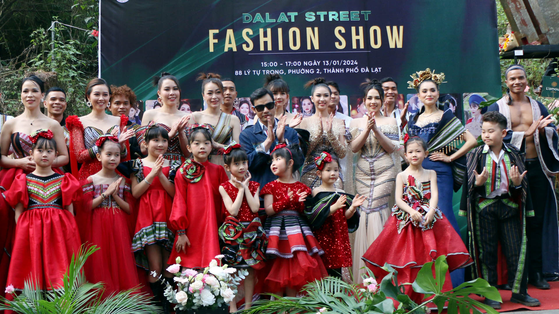 Từ Bơkau Lang Labiang, K’Jona đặt niềm tin, thời trang thổ cẩm sẽ “đánh thức” những làng dệt thổ cẩm truyền thống, sản phẩm thổ cẩm sẽ “bay” cùng thời trang hiện đại.