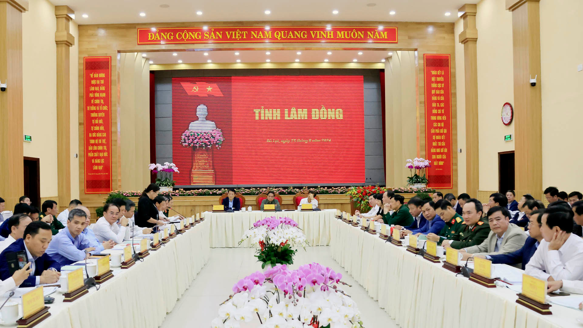 Quang cảnh buổi làm việc của Thủ tướng Phạm Minh Chính và Đoàn công tác Trung ương với Ban Thường vụ Tỉnh ủy Lâm Đồng chiều 25/8.