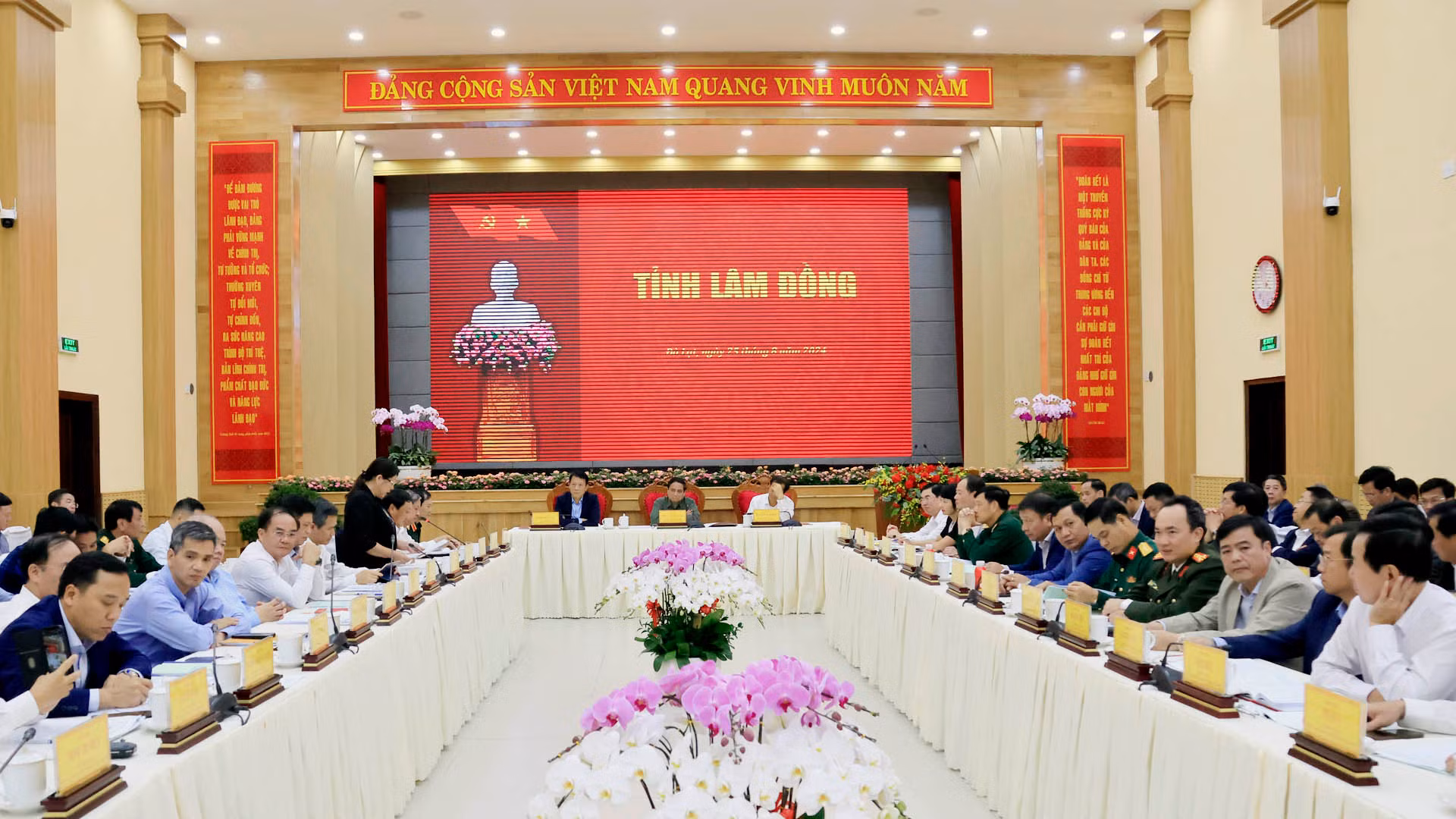 Quang cảnh buổi làm việc của Thủ tướng Phạm Minh Chính và Đoàn công tác Trung ương với Ban Thường vụ Tỉnh ủy Lâm Đồng chiều 25/8.