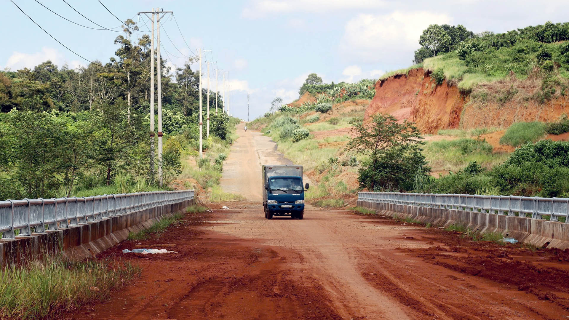 Hiện, hạng mục công trình đã thi công được khoảng 70% khối lượng, như xong cơ bản 15km các hạng mục nền đường, móng đường đá dăm, đá dăm gia cố xi-măng và hệ thống thoát nước; xong cơ bản 10/15km mặt đường bê tông nhựa C19 và thi công xong bản mặt cầu 03/03 cầu BTCT.