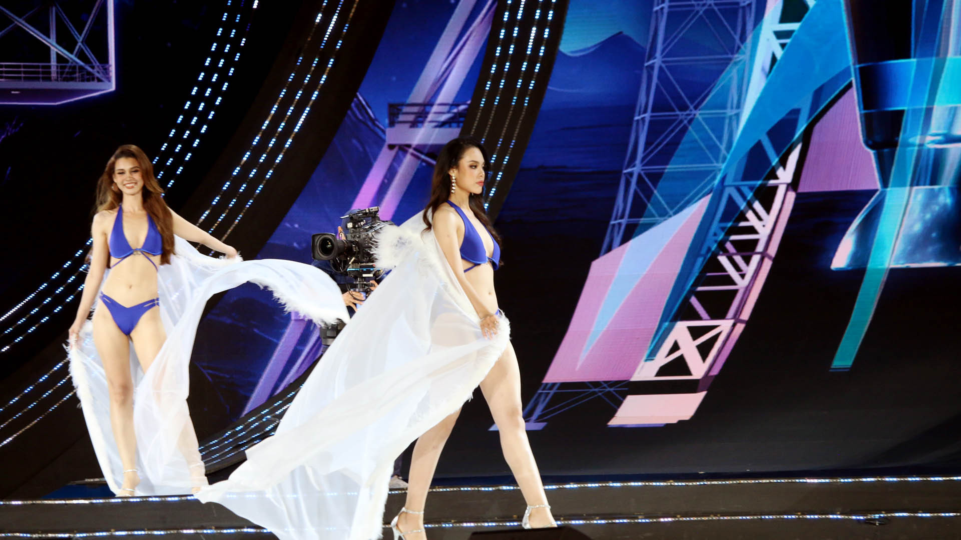 Top 16 thí sinh được công bố và trình diễn trang phục áo tắm, khoác bên ngoài lớp khăn choàng lông quyến rũ. Top 16 thí sinh được công bố và trình diễn trang phục áo tắm, khoác bên ngoài lớp khăn choàng lông quyến rũ.