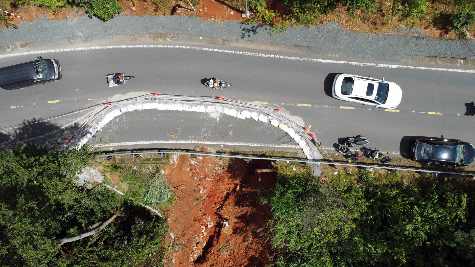 Tình trạng sạt lở hàm ếch phía ta-luy âm trên đèo Tà Nung tại Km2+900, thuộc tỉnh lộ 725. Tình trạng sạt lở hàm ếch phía ta-luy âm trên đèo Tà Nung tại Km2+900, thuộc tỉnh lộ 725.