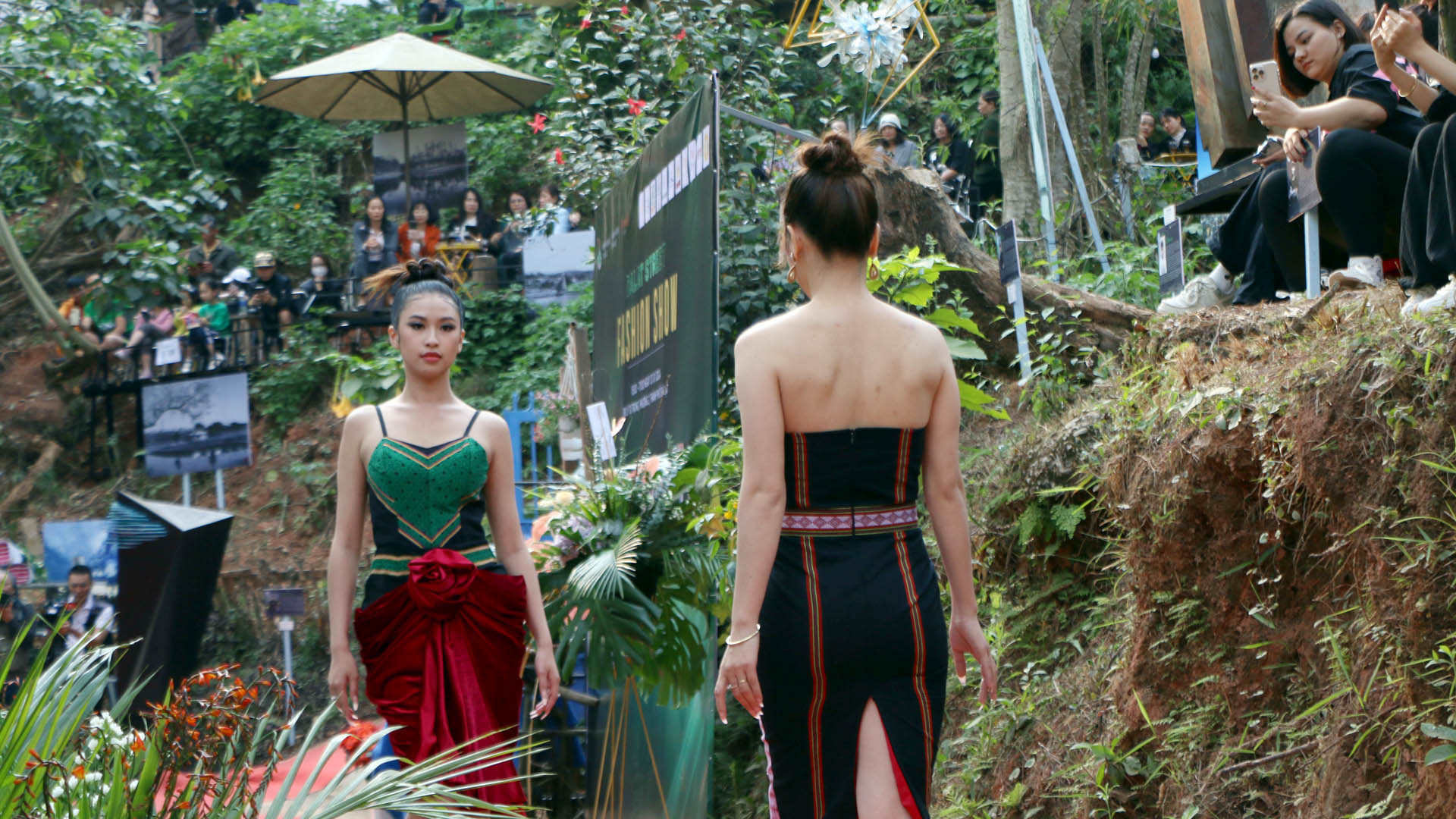 Thổ cẩm, tinh hoa nghề dệt thủ công truyền thống xưa nay chỉ gắn bó theo suốt vòng đời của cư dân bản địa. Bây giờ, nhờ những nhà thiết kế thời trang, giá trị văn hóa và vật chất của thổ cẩm đã được nâng tầm.