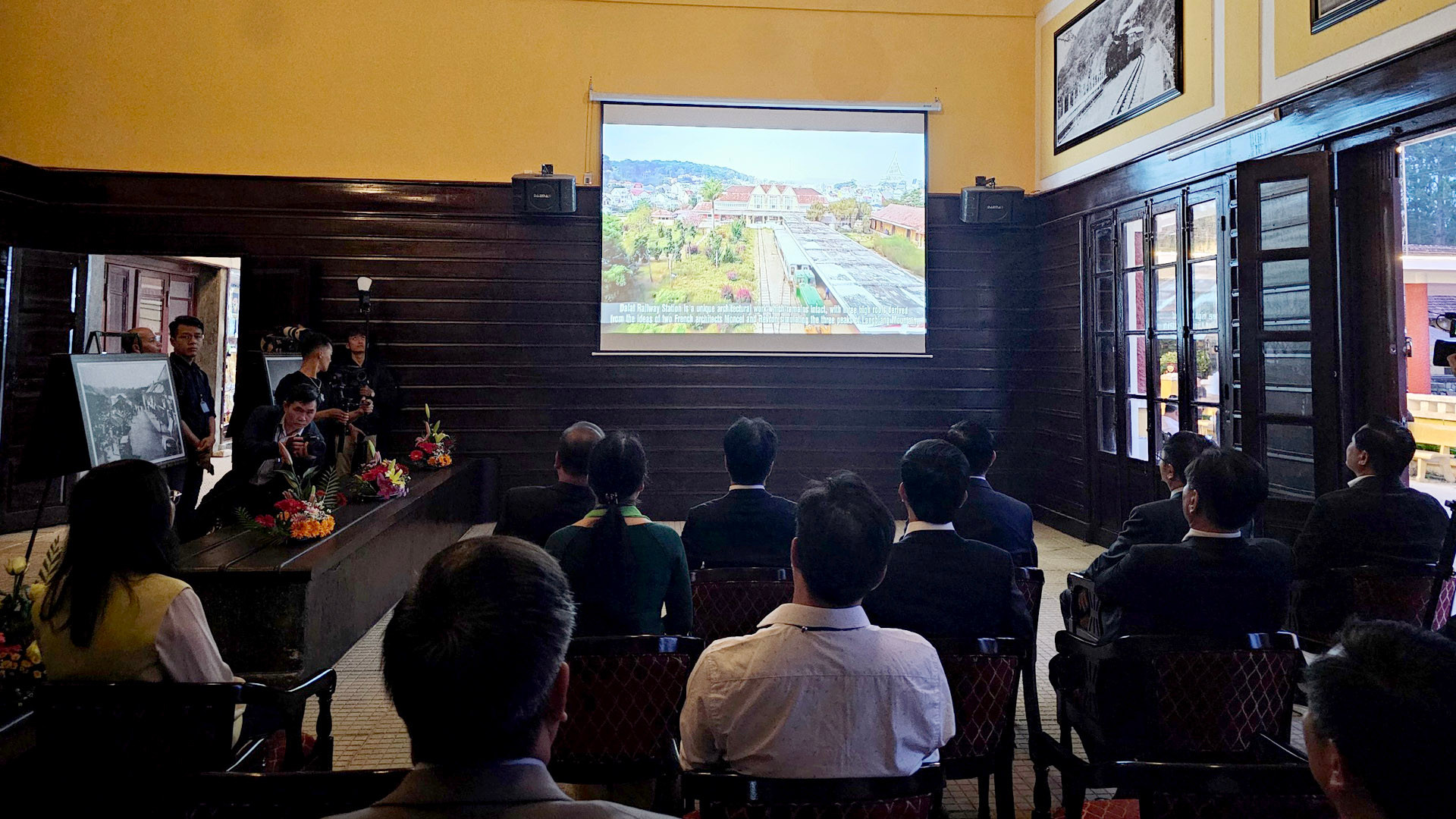 Trong ngày khai trương, đường sắt Việt Nam chính thức mở phòng chiếu phim tài liệu về lịch sử hình thành ga Đà Lạt, tuyến đường sắt răng cưa Tháp Chàm-Đà Lạt.