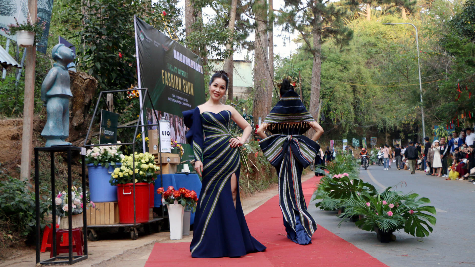 Qua sự sáng tạo của K’Jona, thổ cẩm truyền thống của các dân tộc thiểu số Nam Tây Nguyên đã trở nên mềm mại, thu hút sự chú ý của giới mộ điệu thời trang.