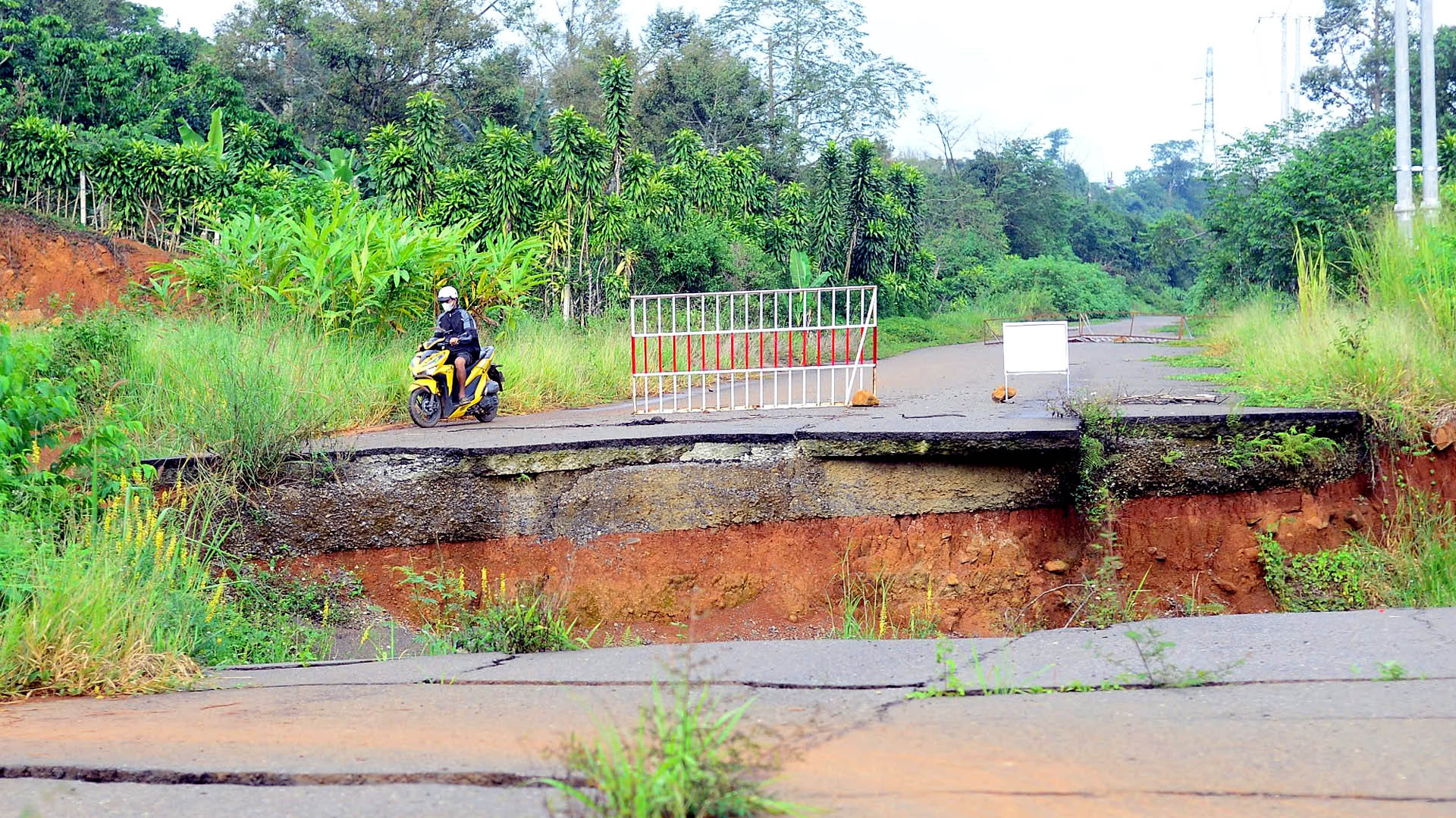 Như Báo Nhân Dân đã thông tin, tháng 8/2023, trong thời gian đang tạm dừng thi công, một đoạn trên tuyến đường này xảy ra tình trạng sụt lún nghiêm trọng "chia cắt" tuyến đường.