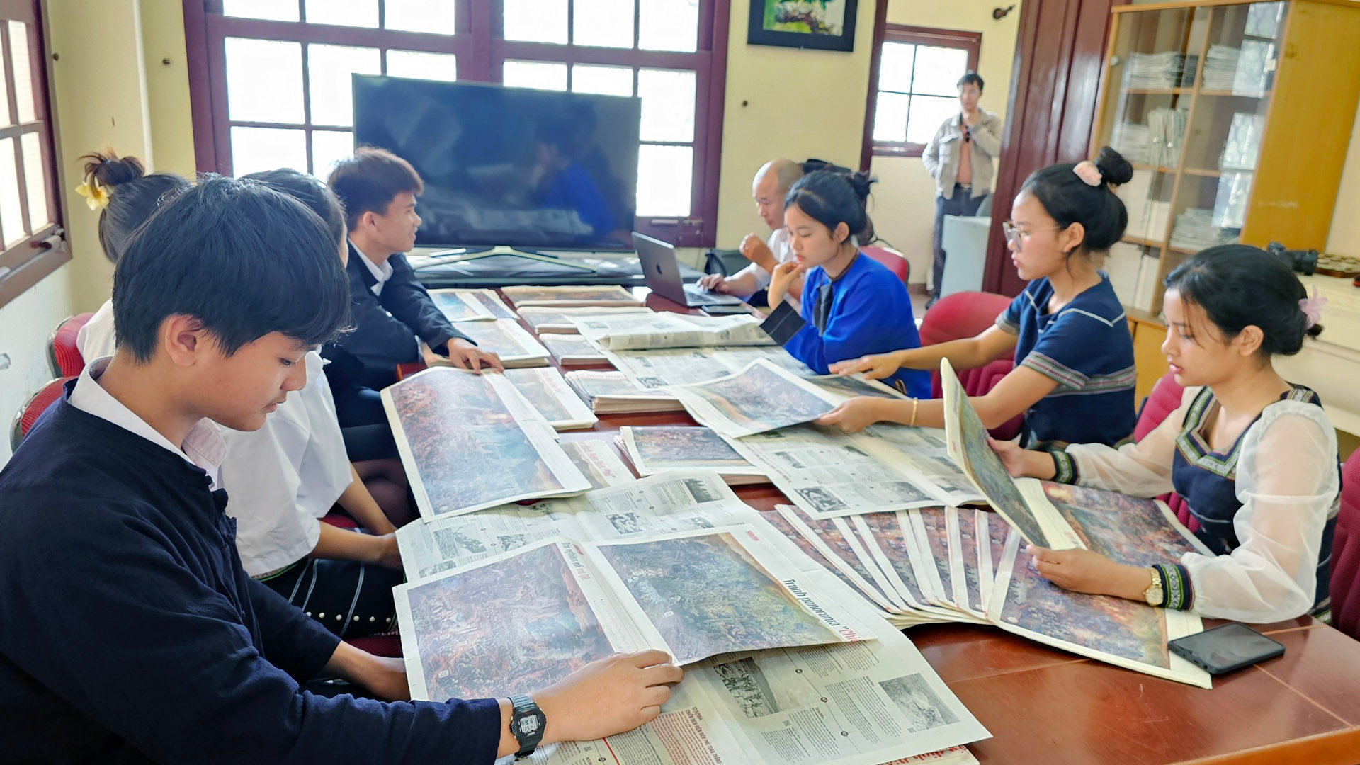 Bạn đọc là học sinh, sinh viên đến Văn phòng đại diện Báo Nhân Dân tại Lâm Đồng để trải nghiệm và nhận quà tặng ấn bản tranh panorama "Chiến dịch Điện Biên Phủ".