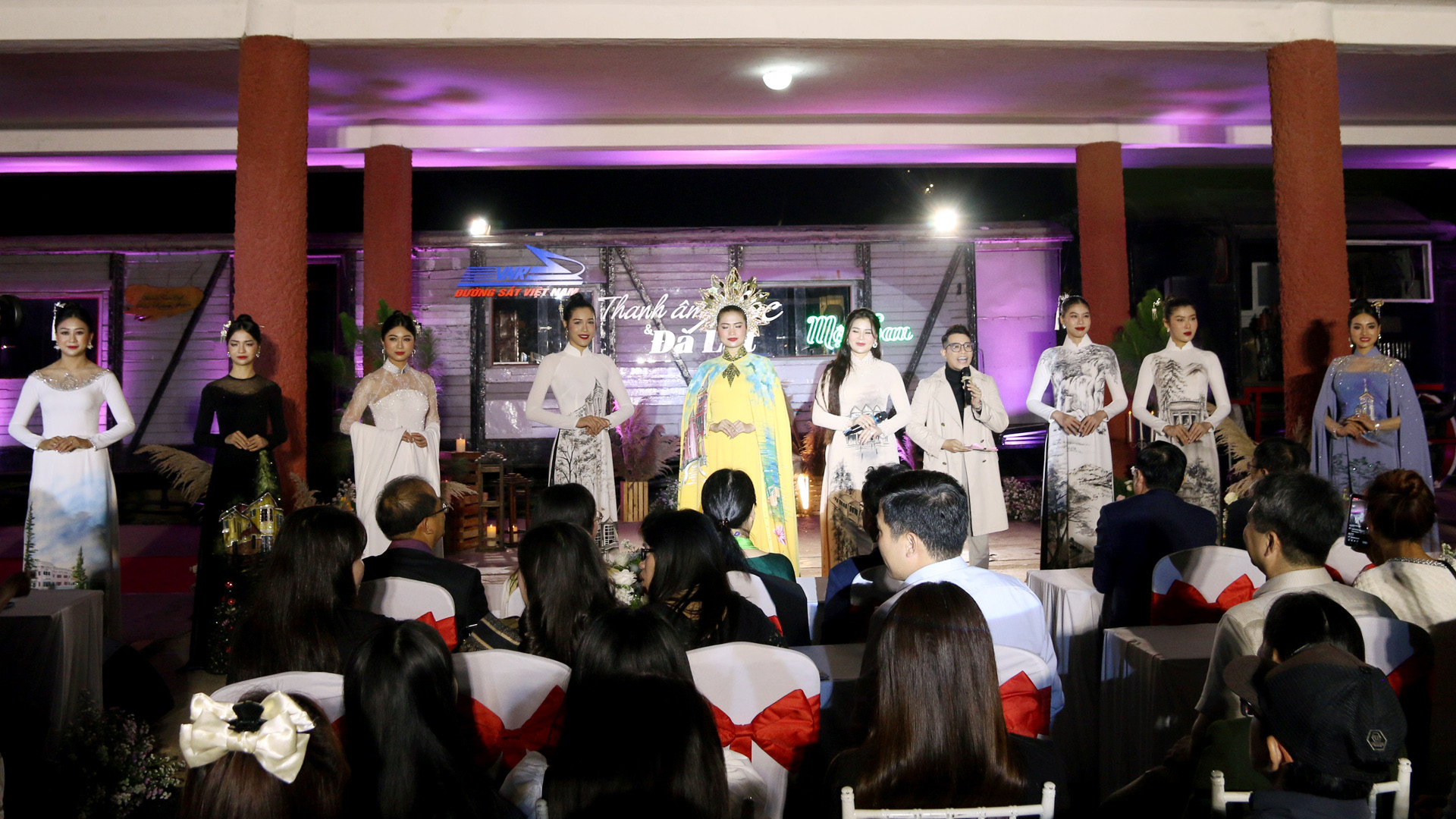 Du khách còn được thưởng thức phần trình diễn bộ sưu tập áo dài "Huyền thoại Đà Lạt và Đà Lạt bốn mùa hoa" của nhà thiết kế Đỗ Nguyễn. Hiện, các bên liên quan cũng đang xem xét việc cấp phép tổ chức các chương trình âm nhạc định kỳ về đêm tại Ga Đà Lạt.