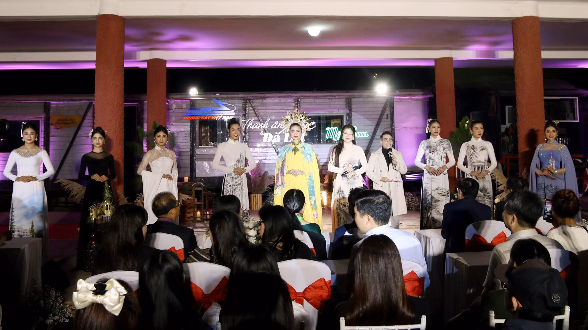 Du khách còn được thưởng thức phần trình diễn bộ sưu tập áo dài "Huyền thoại Đà Lạt và Đà Lạt bốn mùa hoa" của nhà thiết kế Đỗ Nguyễn. Hiện, các bên liên quan cũng đang xem xét việc cấp phép tổ chức các chương trình âm nhạc định kỳ về đêm tại Ga Đà Lạt.