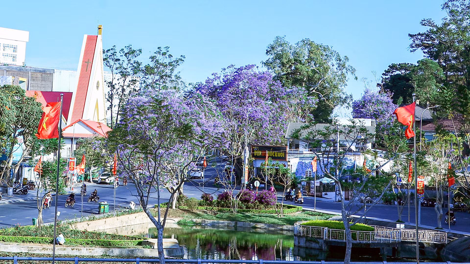 Sắc tím mùa hoa tạo khung cảnh nên thơ khiến tâm hồn trở nên nhẹ nhàng, thanh khiết. Người Đà Lạt dịu tính, màu tím hoa phượng cũng dịu dàng, tinh khôi khiến lòng người cũng nhẹ tênh mỗi sáng mai ngang phố.