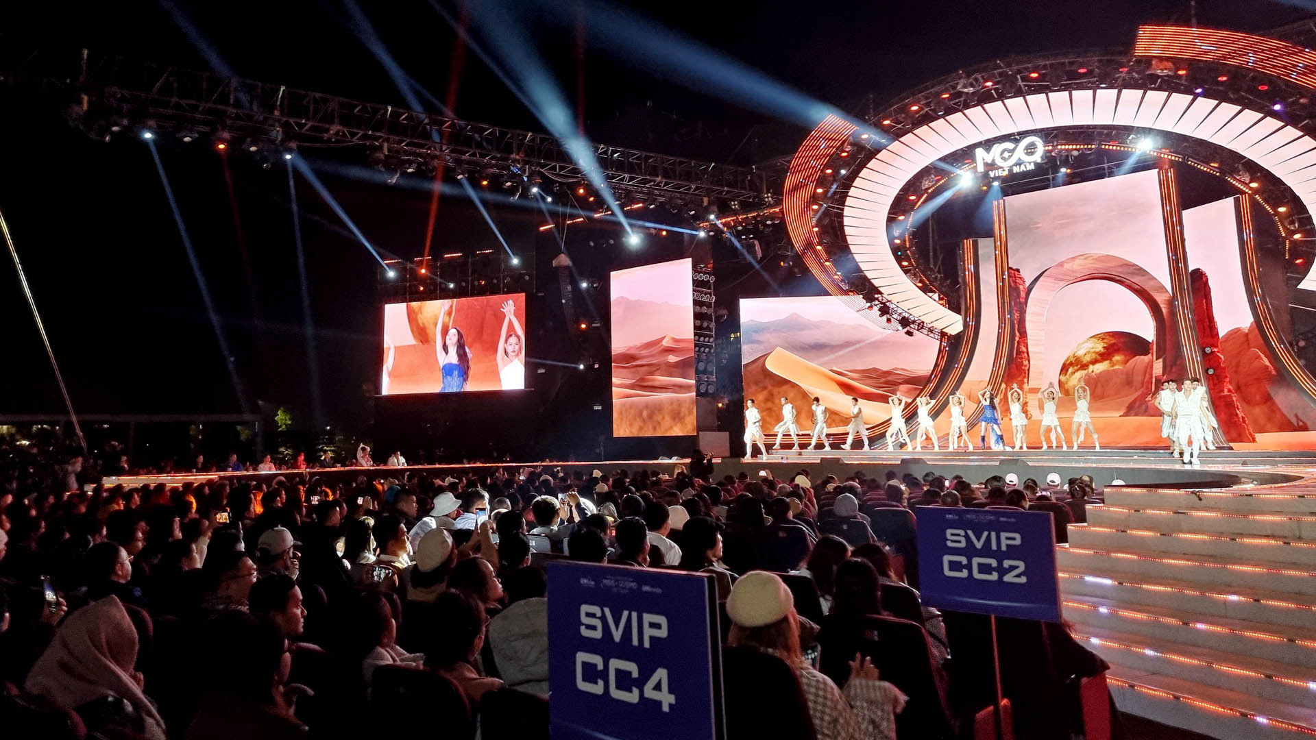 Đêm chung kết diễn ra rực rỡ sắc màu dưới ánh đèn sân khấu hiện đại trong thời khắc chuẩn bị bước sang năm mới 2024, đã để lại nhiều cung bậc cảm xúc. Đêm chung kết diễn ra rực rỡ sắc màu dưới ánh đèn sân khấu hiện đại trong thời khắc chuẩn bị bước sang năm mới 2024, đã để lại nhiều cung bậc cảm xúc.