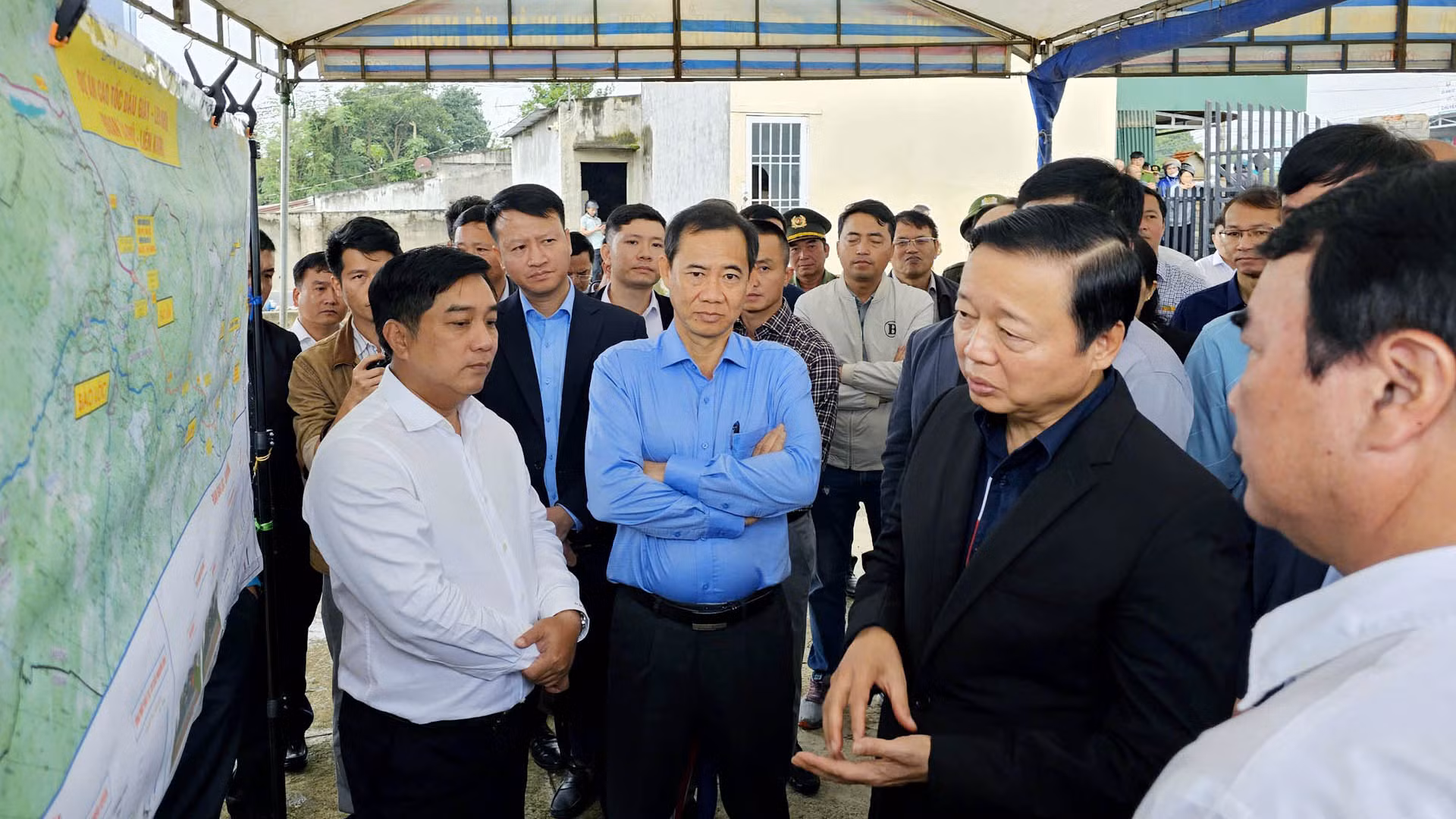 Phó Thủ tướng Trần Hồng Hà chỉ đạo một số nội dung liên quan việc triển khai xây dựng dự án đường bộ cao tốc Tân Phú-Bảo Lộc và Bảo Lộc-Liên Khương tại buổi khảo sát thực tế.
