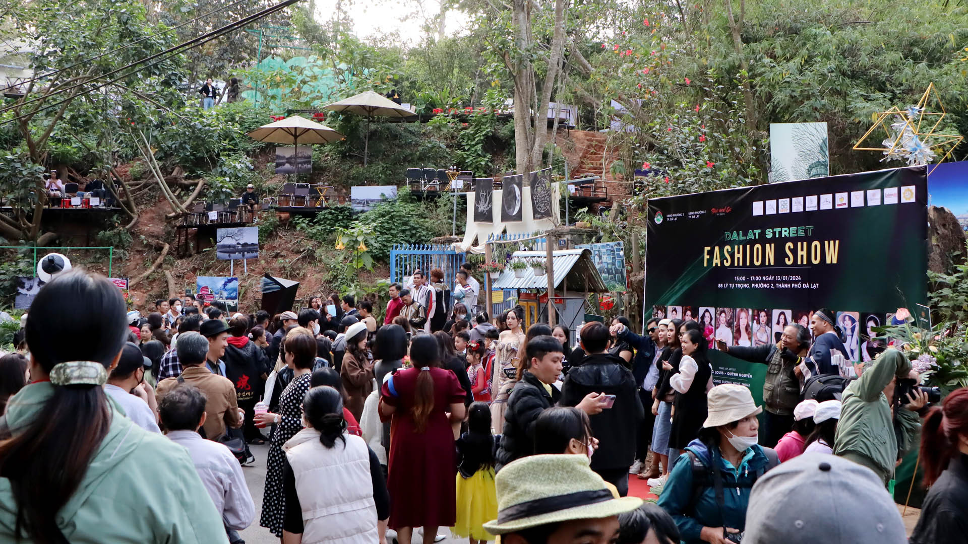 Dalat Street Fashion Show thu hút đông đảo người xem, gồm người dân địa phương, du khách trong nước và nước ngoài.