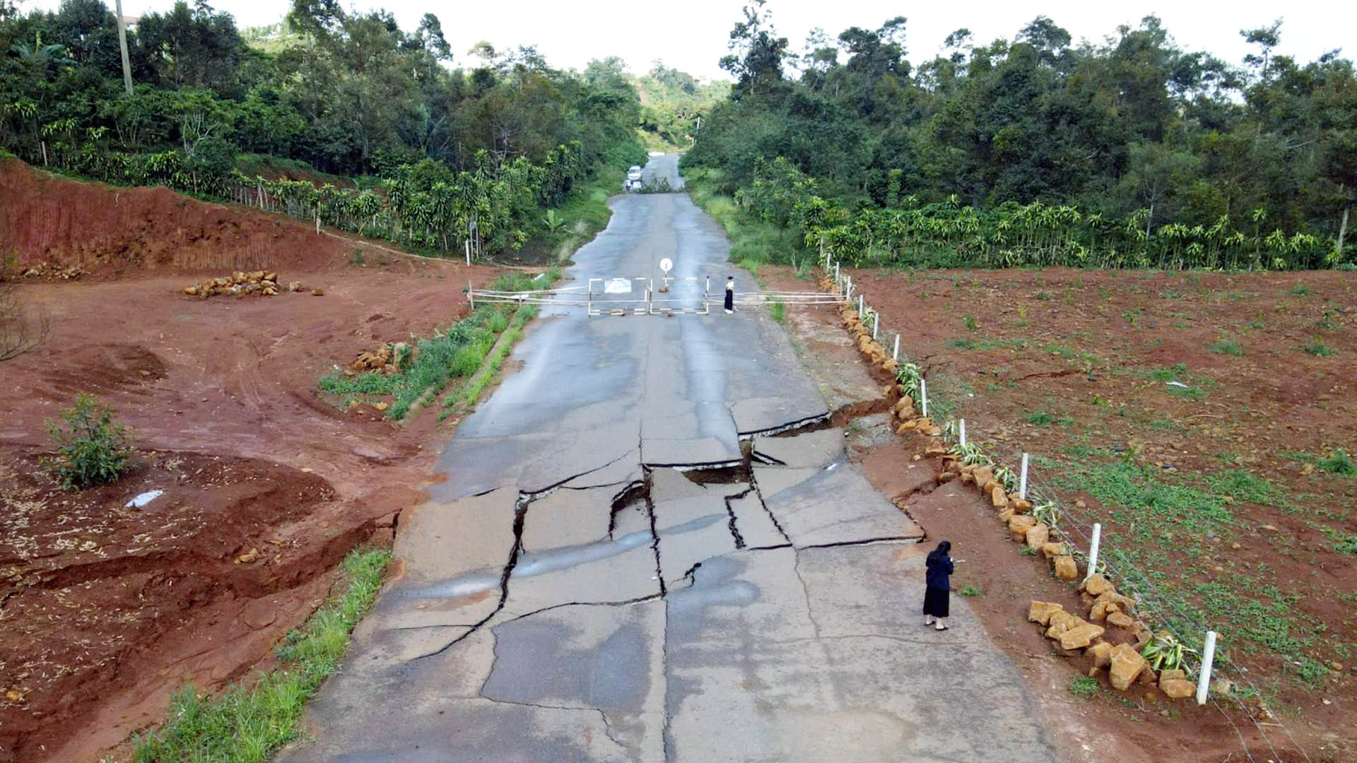 Tuyến đường tránh phía nam thành phố Bảo Lộc có điểm đầu tại xã Lộc Châu và điểm cuối tại xã Lộc Nga nối với Quốc lộ 20. Dự án là hạng mục được bổ sung sử dụng từ nguồn vốn còn dư của dự án khôi phục, cải tạo Quốc lộ 20 qua tỉnh Lâm Đồng và Đồng Nai theo hình thức BT, do Công ty cổ phần BT20 - Cửu Long làm chủ đầu tư. Tuy nhiên, từ năm 2020, dự án buộc phải tạm dừng thi công do thiếu vốn.