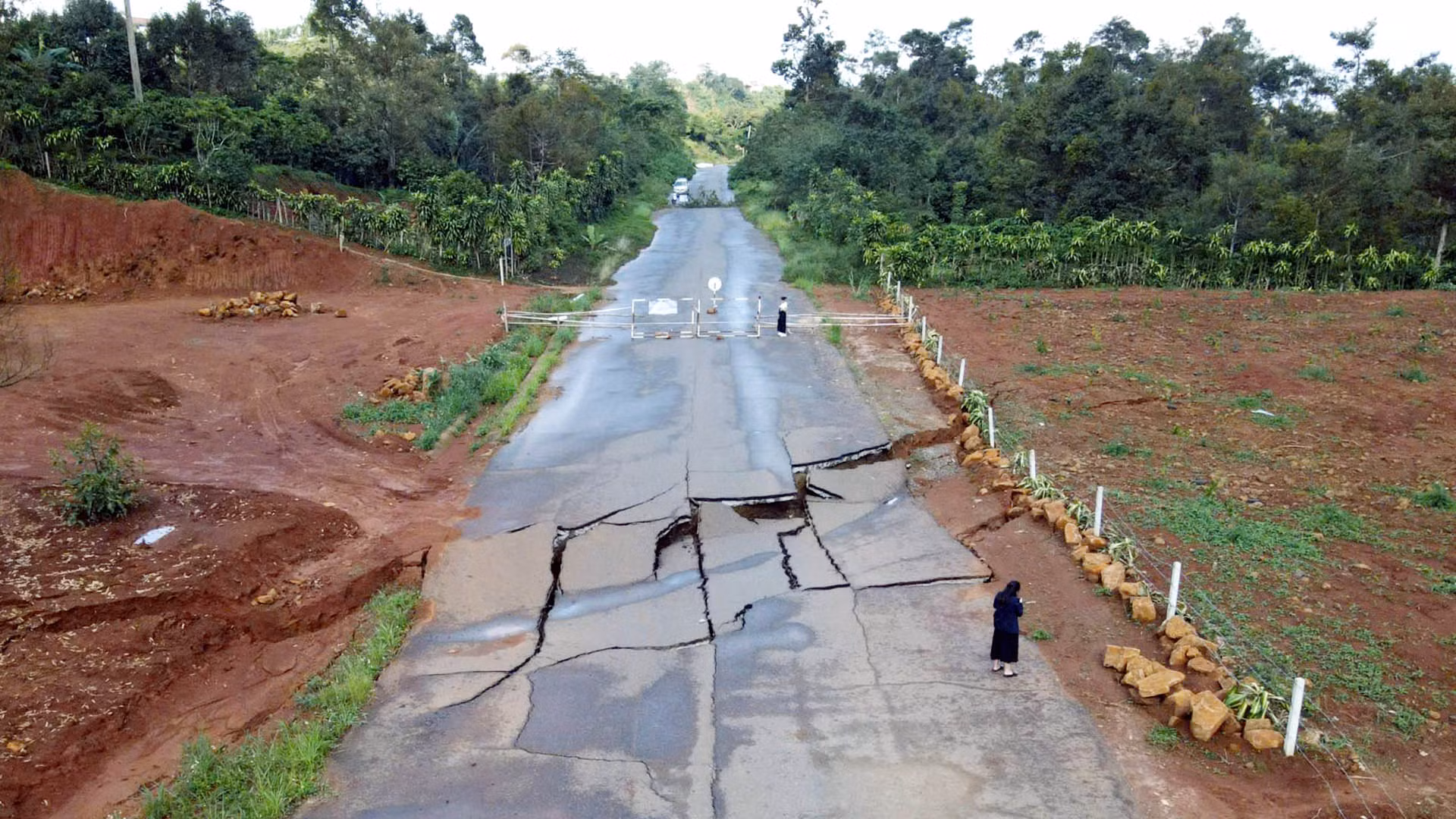 Tuyến đường tránh phía nam thành phố Bảo Lộc có điểm đầu tại xã Lộc Châu và điểm cuối tại xã Lộc Nga nối với Quốc lộ 20. Dự án là hạng mục được bổ sung sử dụng từ nguồn vốn còn dư của dự án khôi phục, cải tạo Quốc lộ 20 qua tỉnh Lâm Đồng và Đồng Nai theo hình thức BT, do Công ty cổ phần BT20 - Cửu Long làm chủ đầu tư. Tuy nhiên, từ năm 2020, dự án buộc phải tạm dừng thi công do thiếu vốn.