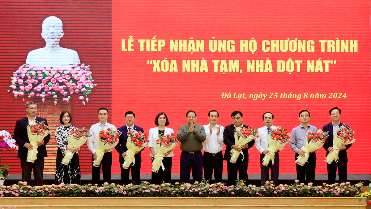 Thủ tướng Phạm Minh Chính và Quyền Bí thư Tỉnh ủy Lâm Đồng Nguyễn Thái Học tặng hoa cảm ơn các nhà tài trợ chương trình “xóa nhà tạm, nhà dột nát” tại Lâm Đồng.