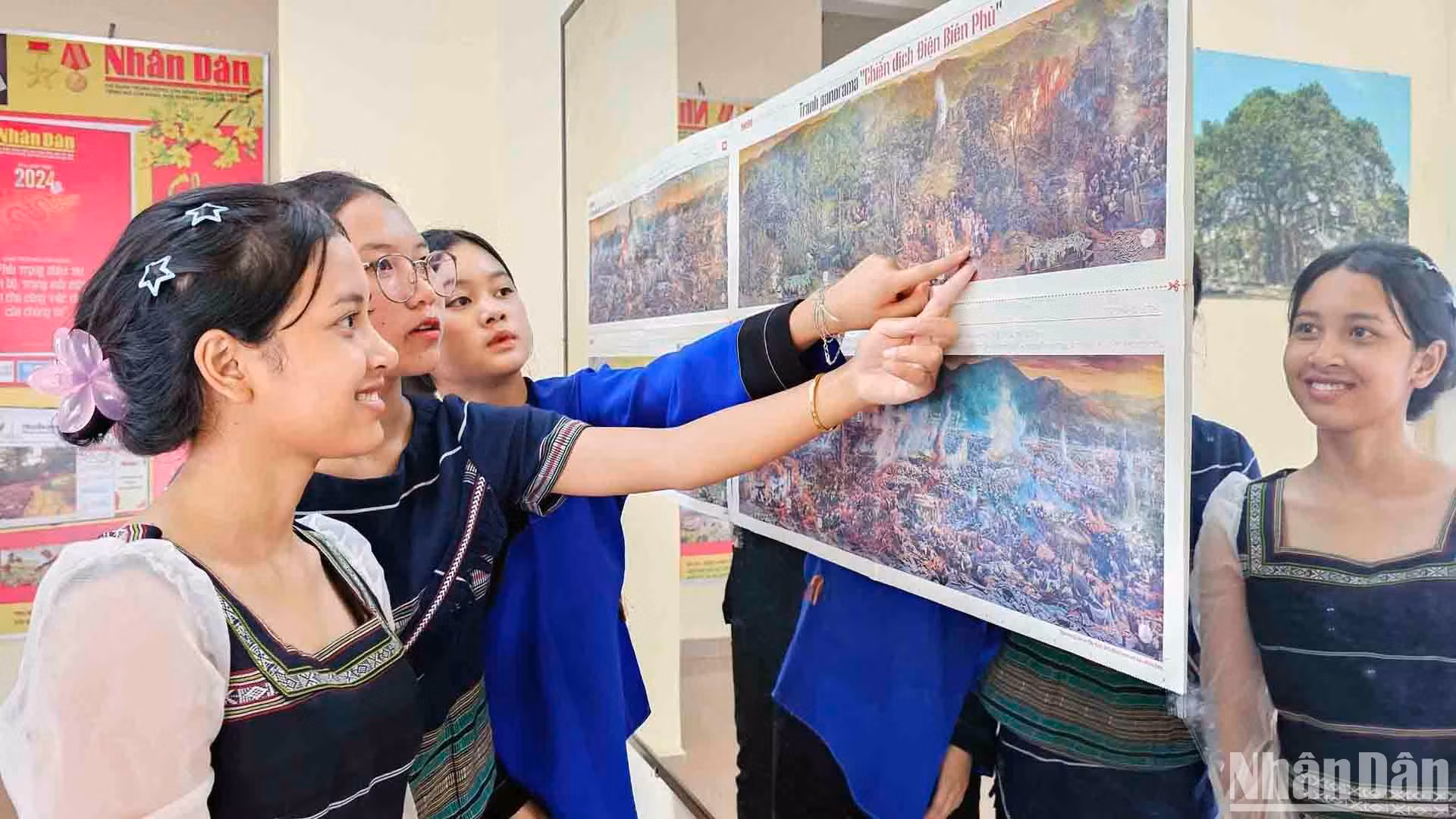 Học sinh đồng bào dân tộc thiểu số tại Lâm Đồng trải nghiệm ấn bản tranh panorama "Chiến dịch Điện Biên Phủ".