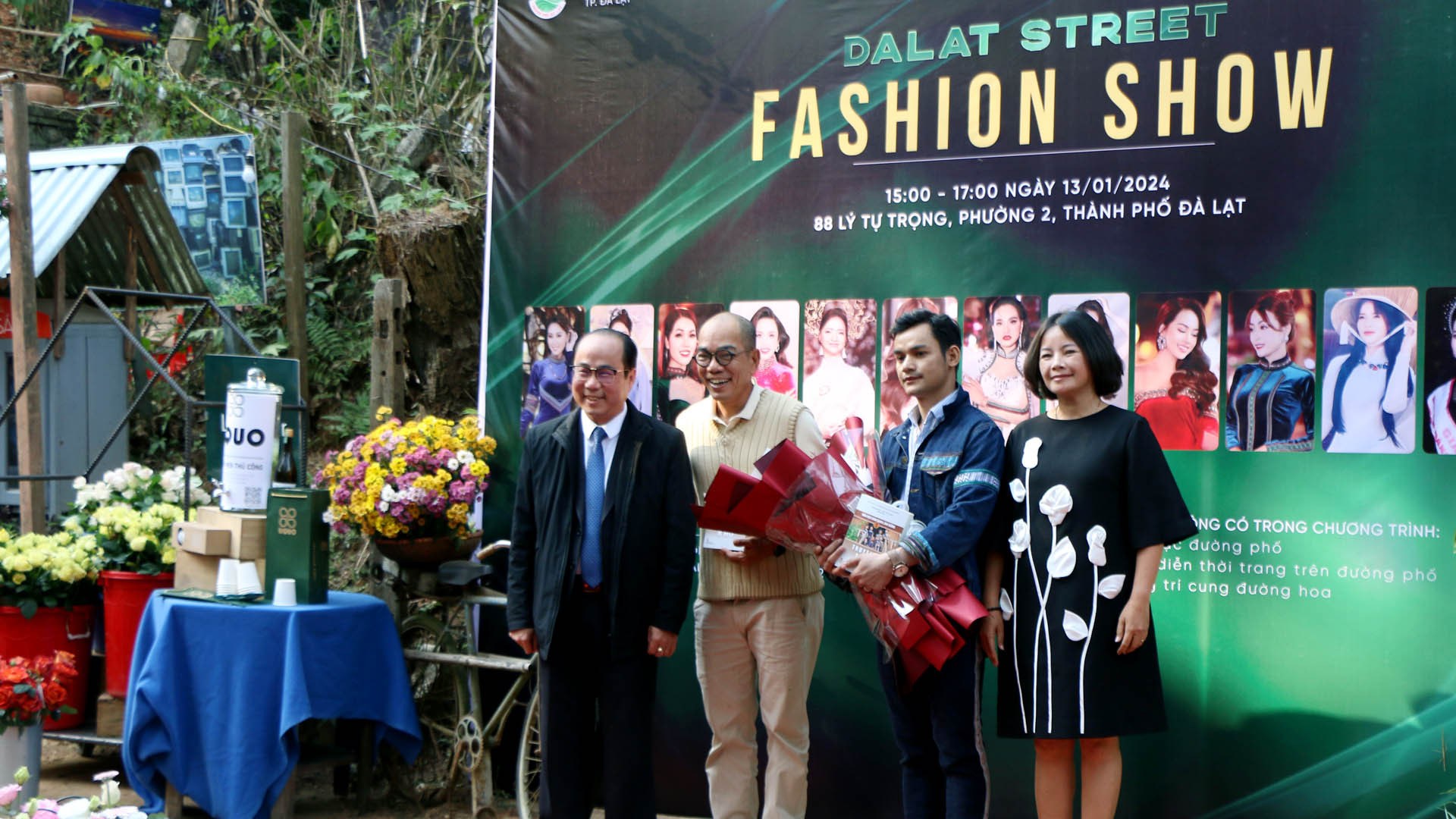 Phó Giám đốc Sở Văn hóa, Thể thao và Du lịch Lâm Đồng Trần Thanh Hoài (bìa trái) tặng sách về văn hóa Tây Nguyên cho đại diện Stop And Go Art Space và nhà thiết kế K'Jona.