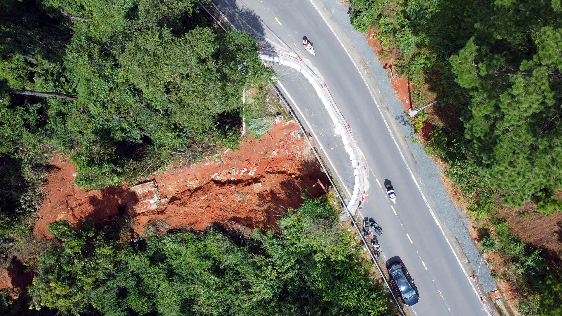 Tại vị trí sạt lở, mặt đường bị ảnh hưởng dài khoảng 50m, xuất hiện nhiều vết nứt có nguy cơ sạt lở. Tại vị trí sạt lở, mặt đường bị ảnh hưởng dài khoảng 50m, xuất hiện nhiều vết nứt có nguy cơ sạt lở.