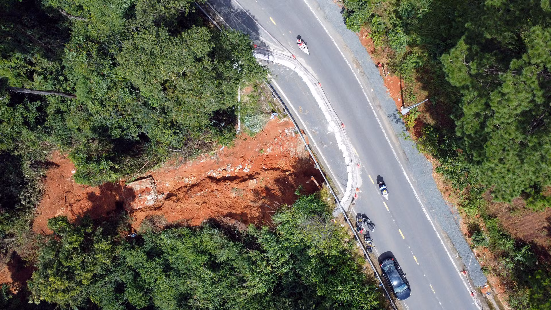 Tại vị trí sạt lở, mặt đường bị ảnh hưởng dài khoảng 50m, xuất hiện nhiều vết nứt có nguy cơ sạt lở.