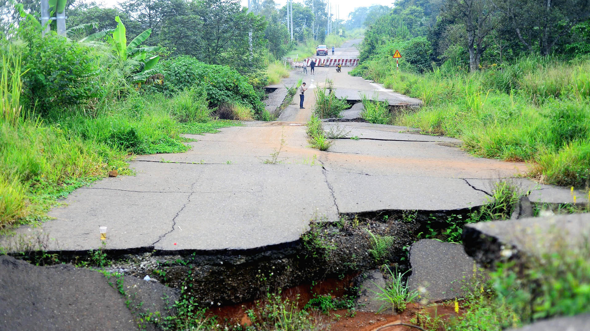 Đến nay, sau 4 năm tạm dừng thi công do thiếu vốn, nhiều đoạn trên tuyến đường này xảy ra tình trạng sụt lún, mặt đường rạn nứt và đứt gãy.