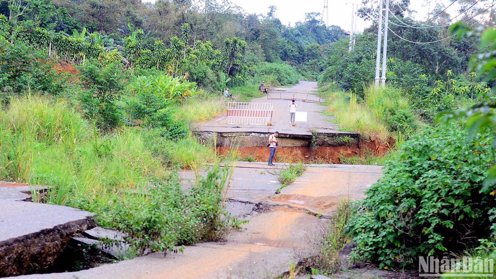 Nhiều đoạn trên tuyến đường tránh phía Nam thành phố Bảo Lộc bị sụt lún, mặt đường đứt gãy.