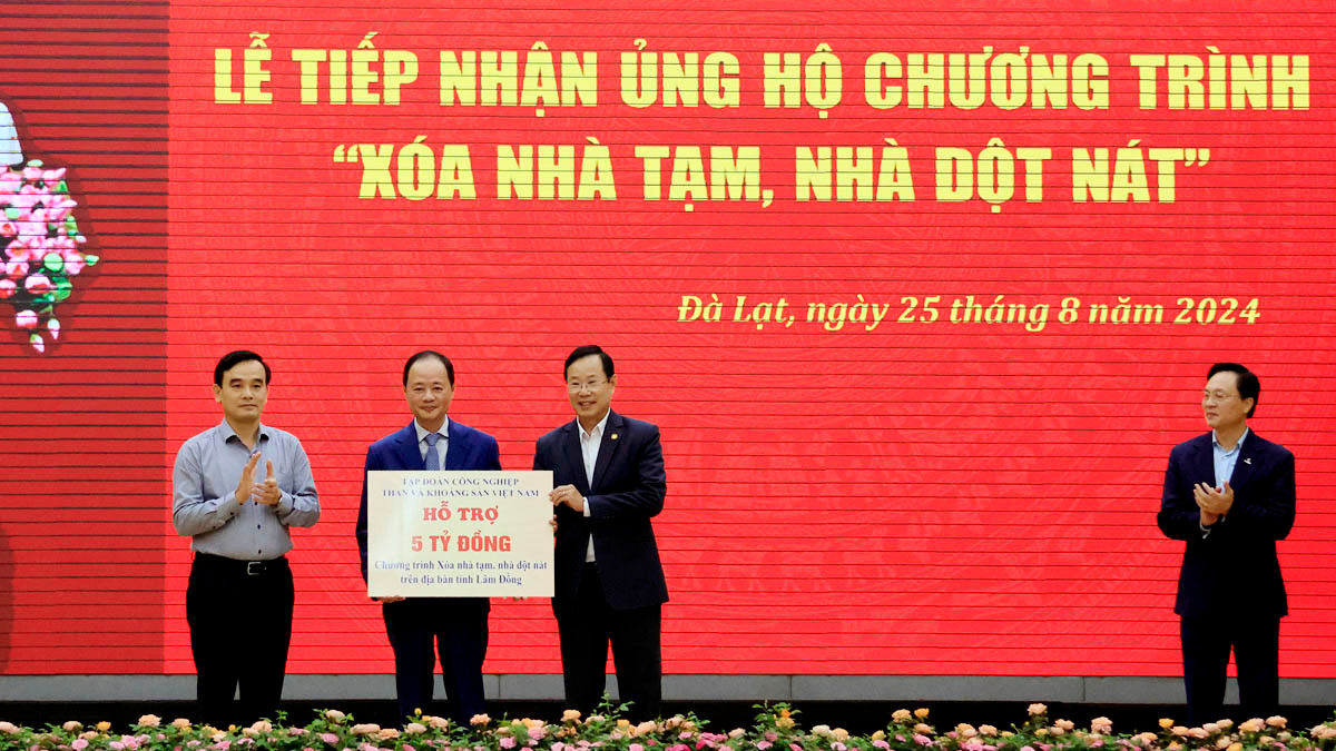 Doanh nghiệp trao biểu trưng ủng hộ chương trình “xóa nhà tạm, nhà dột nát” trên địa bàn tỉnh Lâm Đồng.