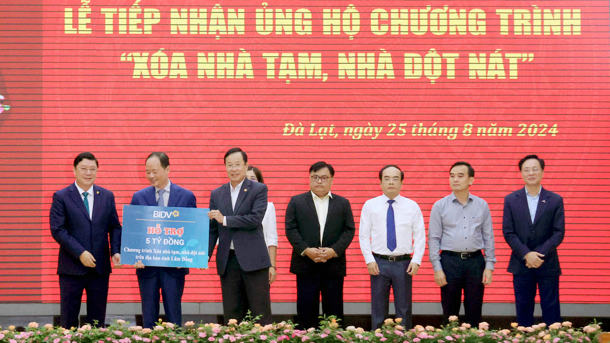 Sau lễ phát động vào tháng 4/2024 đến nay, nhiều cơ quan, đơn vị, tổ chức, doanh nghiệp tại Lâm Đồng đã hưởng ứng, ủng hộ Quỹ “Vì người nghèo” tỉnh để “xóa nhà tạm, nhà dột nát” cho hộ nghèo, cận nghèo tại địa phương, với số tiền 22 tỷ đồng.