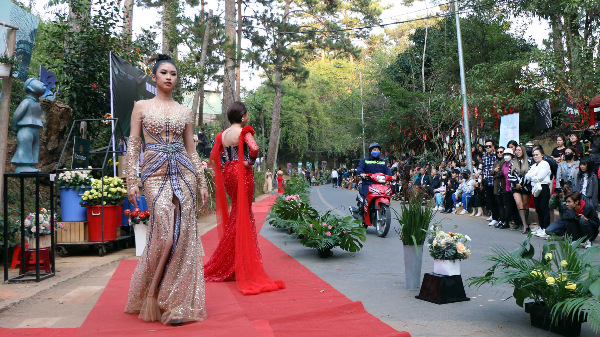 Thời trang vẫn là thời trang, thổ cẩm vẫn là thổ cẩm, như cách tư duy thông thường. Nhưng qua sáng tạo của K'Jona, những bộ trang phục công sở, dạ hội, dạo phố… có thêm “ngôn ngữ” thổ cẩm trở nên đặc biệt, bắt nhịp xu hướng thời trang hiện đại, đồng thời ẩn chứa tinh thần văn hóa dân tộc.