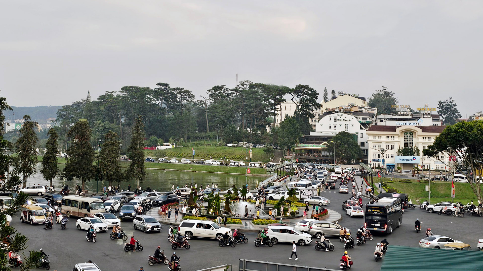 Theo thống kê, từ ngày 27/4 đến 01/5, thành phố ngàn hoa Đà Lạt đón hơn 170 nghìn lượt du khách tham quan, nghỉ dưỡng; tăng 41,7% so cùng kỳ năm 2023. Trong đó, khách quốc tế khoảng 7.200 lượt khách, tăng 60% so cùng kỳ năm ngoái; khách qua lưu trú hơn 115 nghìn lượt, tăng 47,4% so cùng kỳ 2023.