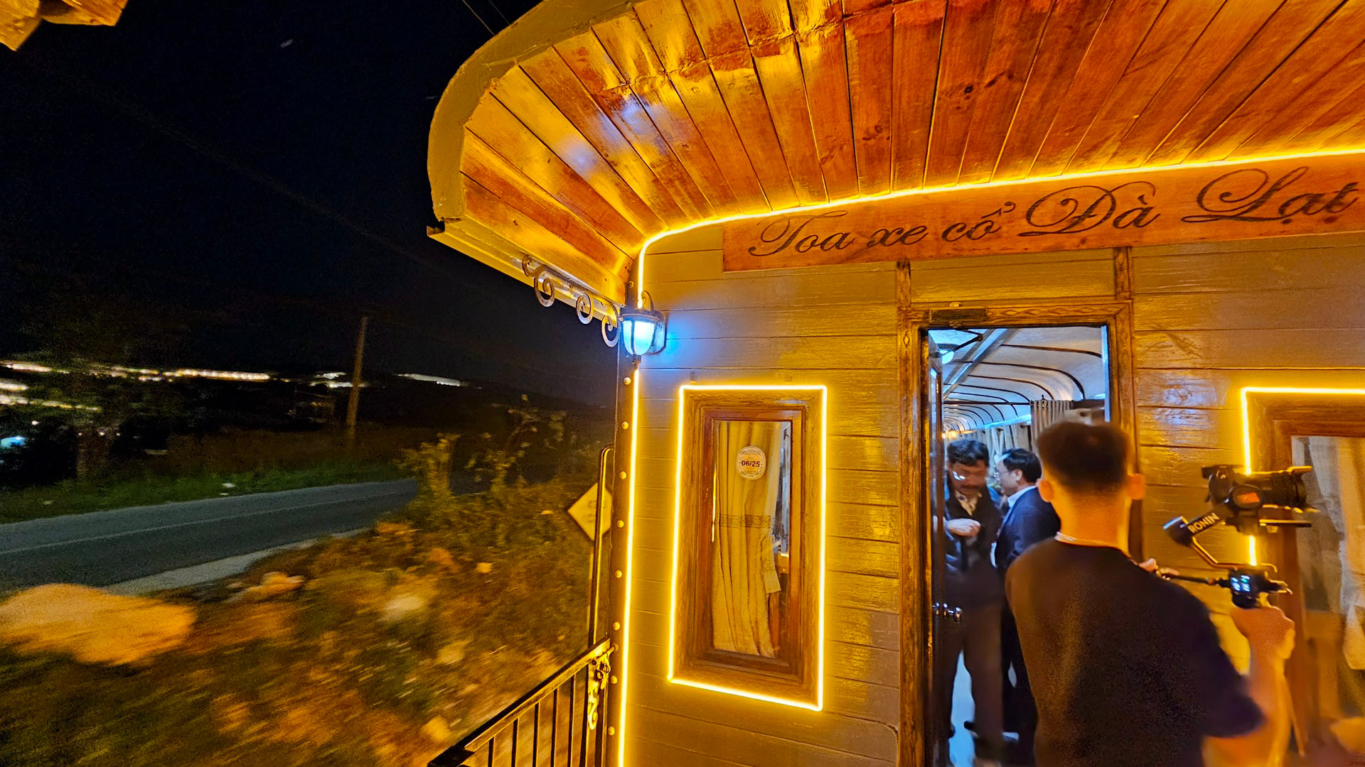 Phát biểu trong đêm khai trương sản phẩm mới mang tên “Hành trình đêm Đà Lạt” trên xe lửa cổ, đại diện Tổng công ty Đường sắt Việt Nam, ông Đào Anh Tuấn, Chủ tịch Hội đồng quản trị Công ty Vận tải đường sắt Sài Gòn cho biết, với mong muốn đóng góp thêm dịch vụ kết nối du lịch, phát triển kinh tế-xã hội, những năm gần đây, ngành đường sắt đã nỗ lực đổi mới nâng cấp nhà ga Đà Lạt, con tàu và phát triển các sản phẩm vận tải không chỉ phục vụ nhu cầu đi lại, mà hướng tới mục tiêu mỗi hành trình đi tàu là để trải nghiệm, để thư giãn, để thưởng thức; con tàu là điểm “checkin di động”, nhà ga là điểm đến của văn hóa, nghệ thuật, lịch sử và di sản.