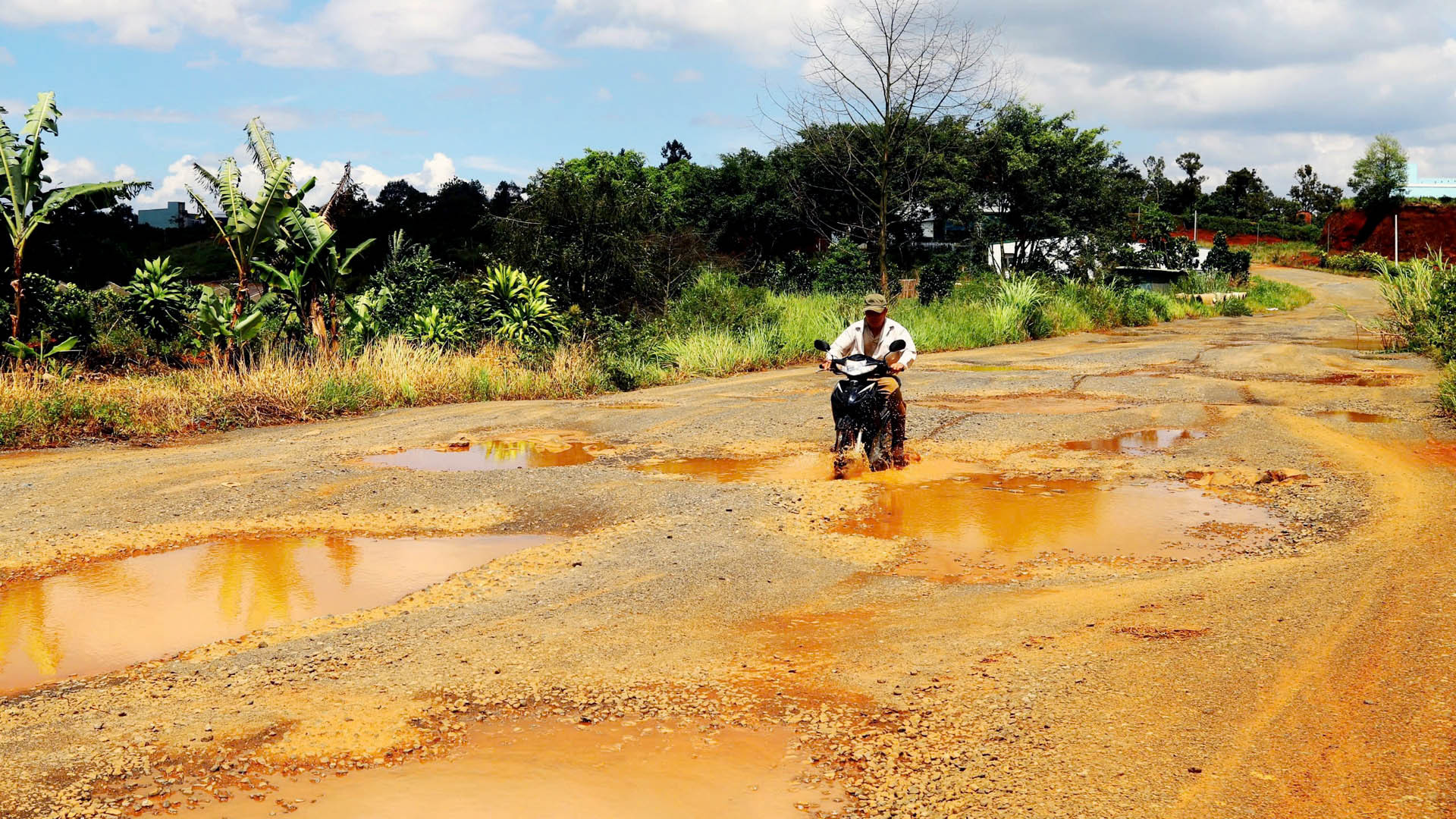 Từ tình hình thực tế, mới đây, địa phương đề nghị Bộ Giao thông vận tải sớm cân đối nguồn vốn, lập dự án mới và triển khai hoàn thành đưa vào sử dụng tuyến đường tránh này trong giai đoạn 2024-2025, để sớm giải quyết nhu cầu cấp thiết đi lại, phục vụ đời sống của nhân dân và bảo đảm an toàn giao thông.