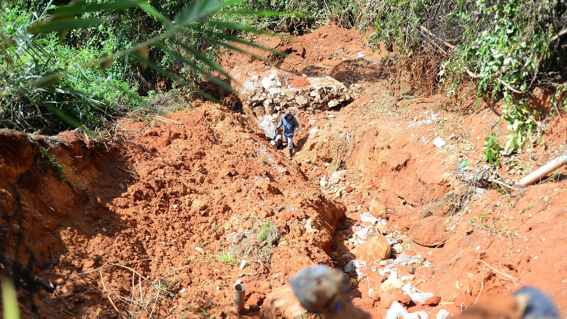 Sở Giao thông vận tải Lâm Đồng đang phối hợp với đơn vị tư vấn khảo sát cụ thể vị trí sạt lở, tìm nguyên nhân và lên phương án khắc phục. Sở Giao thông vận tải Lâm Đồng đang phối hợp với đơn vị tư vấn khảo sát cụ thể vị trí sạt lở, tìm nguyên nhân và lên phương án khắc phục.