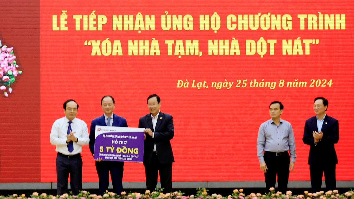 Doanh nghiệp trao biểu trưng ủng hộ chương trình “xóa nhà tạm, nhà dột nát” trên địa bàn tỉnh Lâm Đồng.