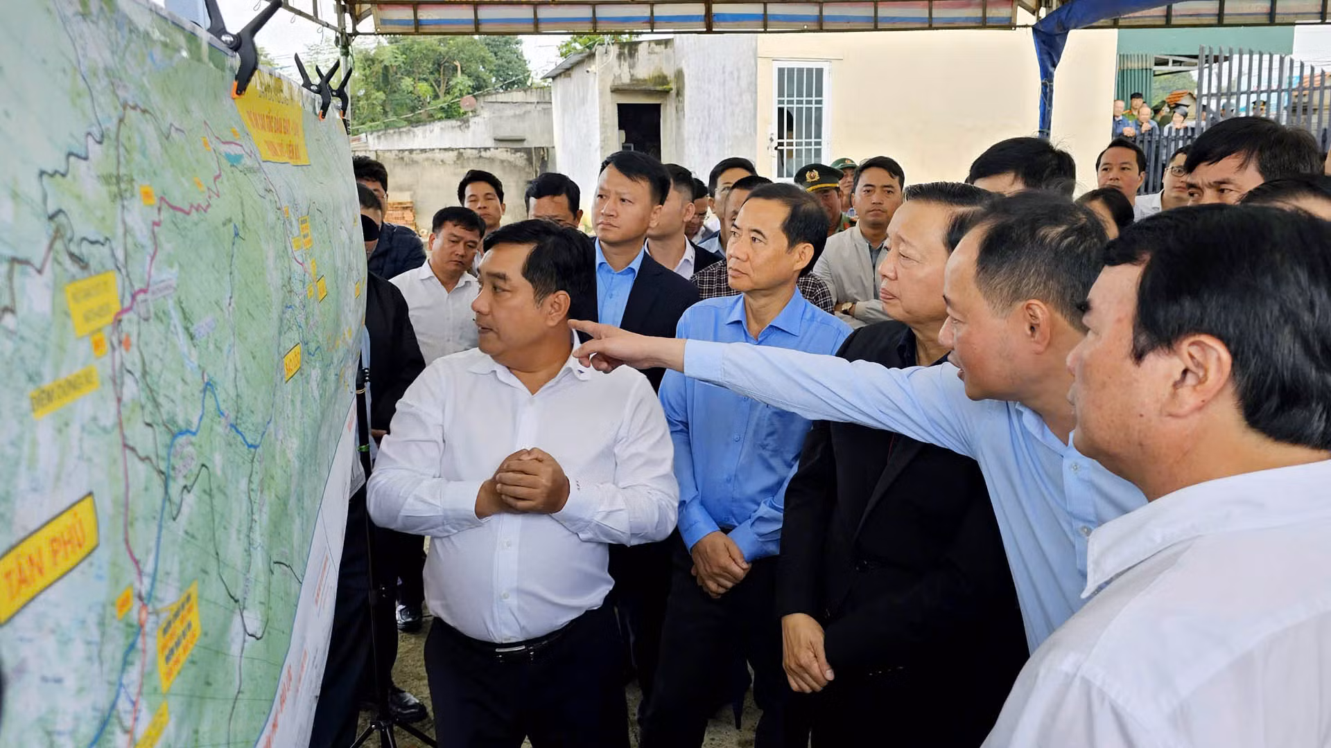 Chủ tịch Ủy ban nhân dân tỉnh Lâm Đồng Trần Hồng Thái giới thiệu với Phó Thủ tướng Trần Hồng Hà về dự án xây dựng tuyến đường bộ cao tốc Bảo Lộc-Liên Khương.