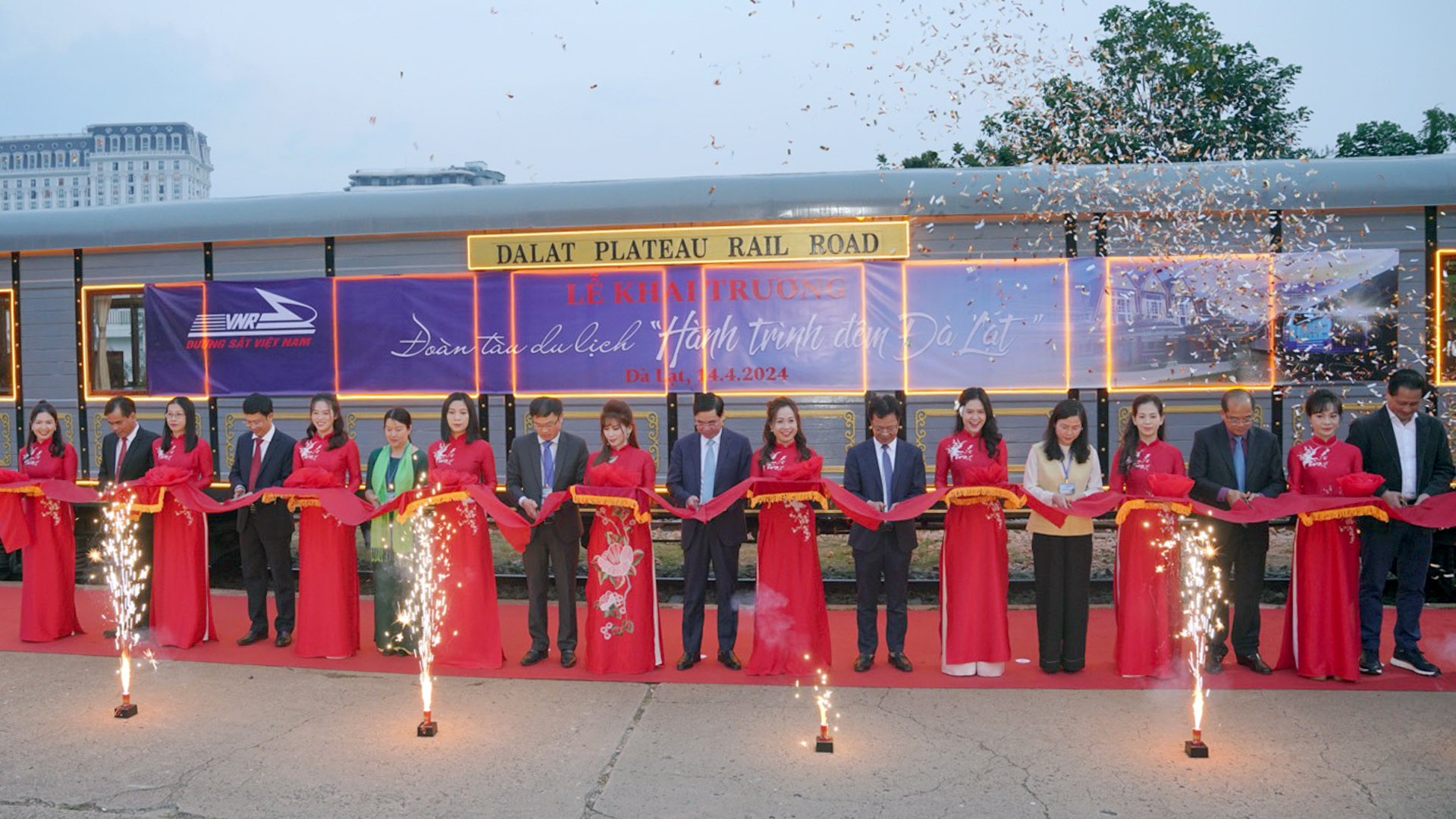 Các đại biểu thực hiện nghi thức khai trương Đoàn tàu du lịch "Hành trình đêm Đà Lạt".