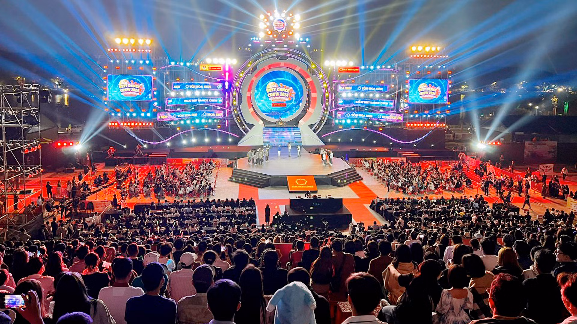 Cùng với khí hậu mát mẻ, Đà Lạt thu hút du khách dịp này, với nhiều sự kiện hấp dẫn, như hai đêm nhạc miễn phí với chủ đề “Sweet Love”, có sự góp mặt của nhiều ca sĩ nổi tiếng được giới trẻ mến mộ; chương trình Dalat Best Dance Crew 2024 tại Quảng trường Lâm Viên, quy tụ các nhóm nhảy hàng đầu Việt Nam và các nước khu vực châu Á; chương trình thu hút hơn 20 nghìn khán giả. Cùng với khí hậu mát mẻ, Đà Lạt thu hút du khách dịp này, với nhiều sự kiện hấp dẫn, như hai đêm nhạc miễn phí với chủ đề “Sweet Love”, có sự góp mặt của nhiều ca sĩ nổi tiếng được giới trẻ mến mộ; chương trình Dalat Best Dance Crew 2024 tại Quảng trường Lâm Viên, quy tụ các nhóm nhảy hàng đầu Việt Nam và các nước khu vực châu Á; chương trình thu hút hơn 20 nghìn khán giả.