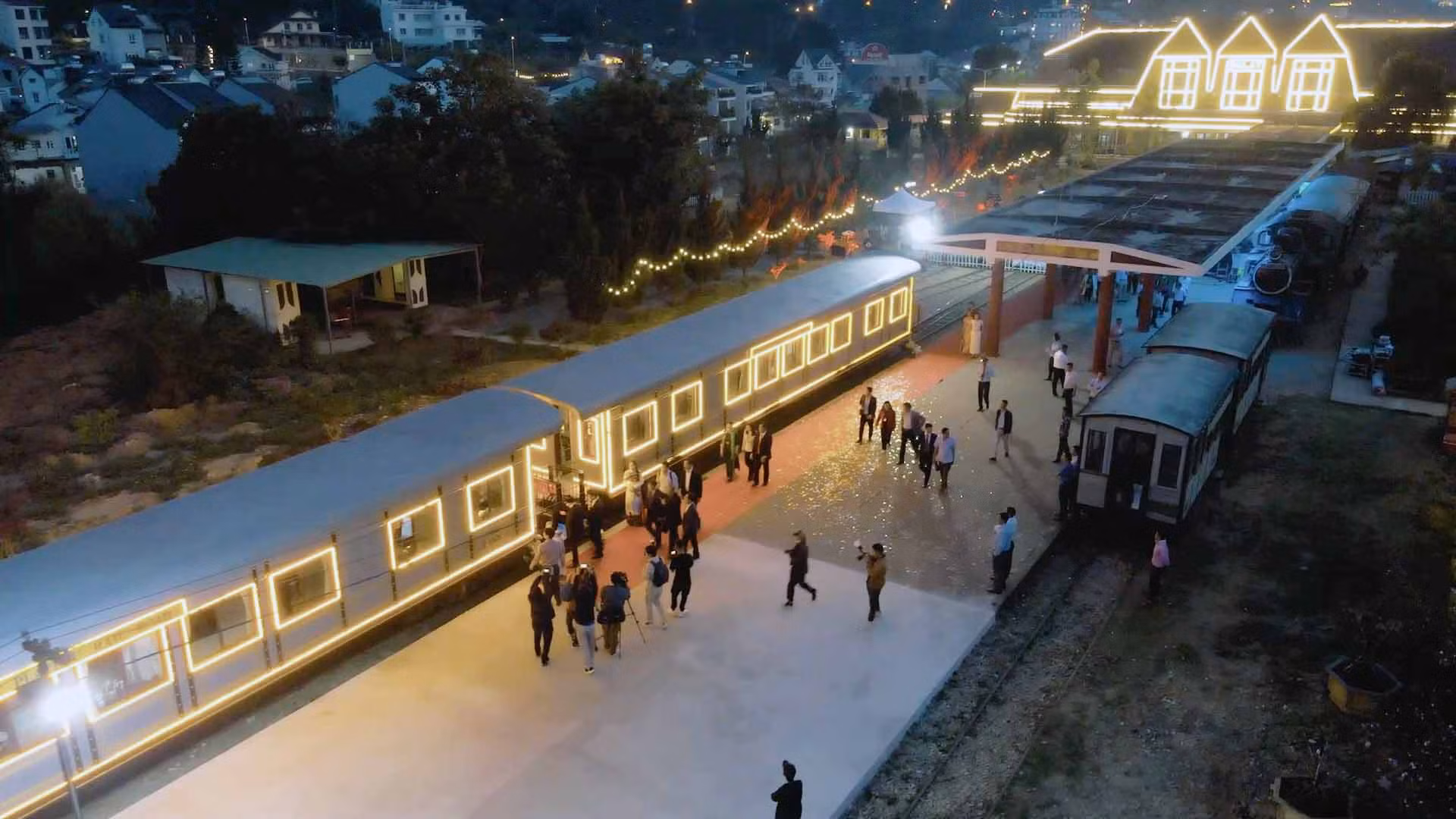 Du khách cũng có thể trải nghiệm tuyến tàu hỏa du lịch ban đêm Đà Lạt-Trại Mát, gần 7km và thưởng thức âm nhạc, ẩm thực trên tàu. Du khách cũng có thể trải nghiệm tuyến tàu hỏa du lịch ban đêm Đà Lạt-Trại Mát, gần 7km và thưởng thức âm nhạc, ẩm thực trên tàu.