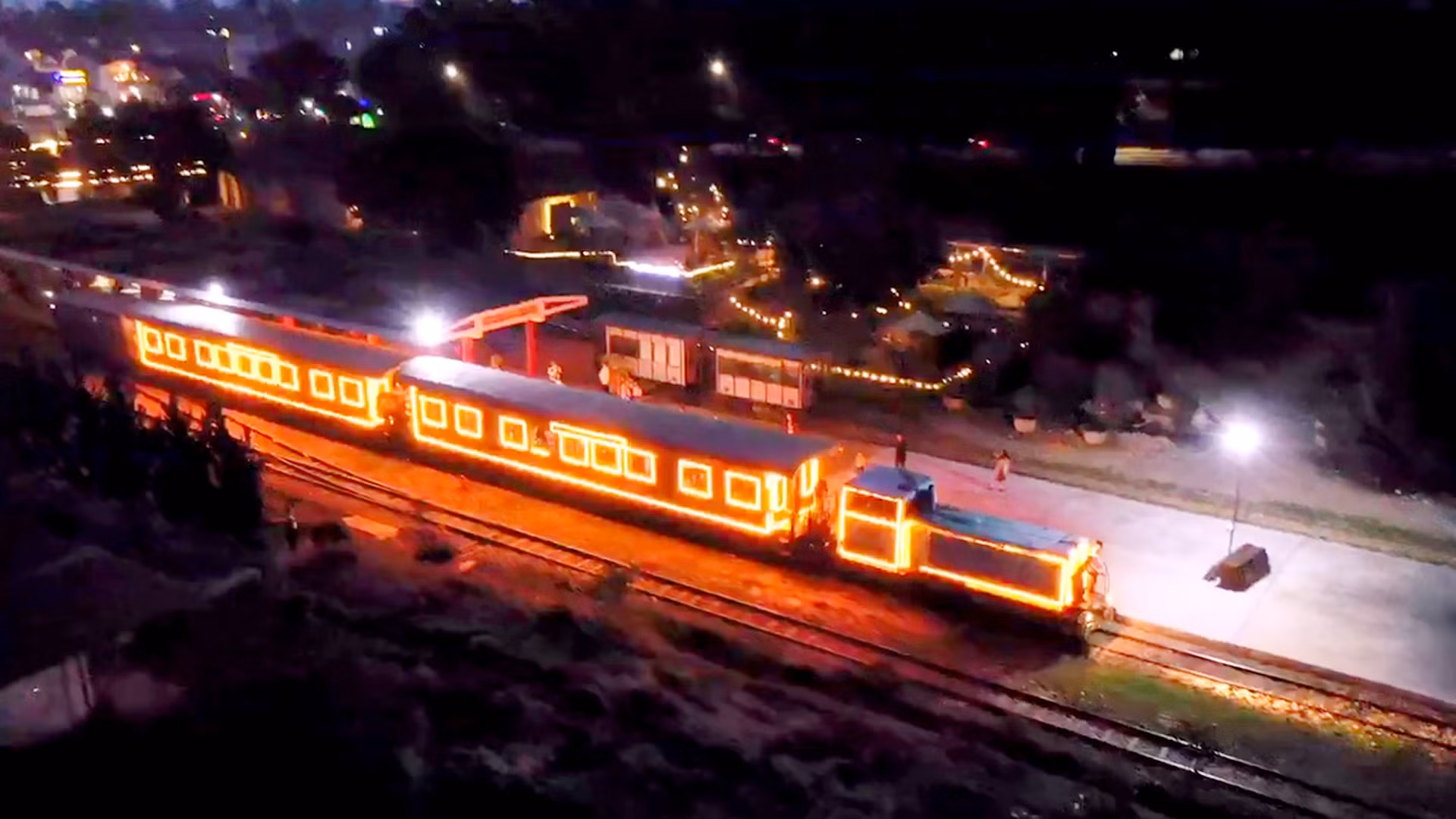 Với hành trình chạy tàu khoảng 1 giờ (30 phút chiều đi, 30 phút chiều về) và tốc độ chạy tàu chậm, khoảng 15km/giờ, vào ban đêm, vẻ đẹp của phố núi Đà Lạt lại vô cùng huyền ảo, khác lạ.