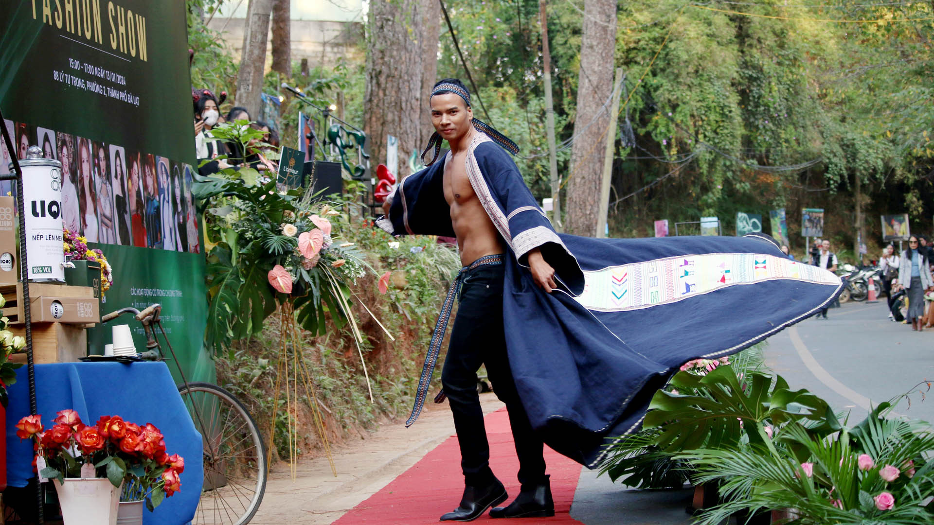 Bộ sưu tập Bơkau Lang Labiang còn mang đến người xem những bộ trang phục khỏe khoắn, năng động, phóng khoáng cho giới mày râu.