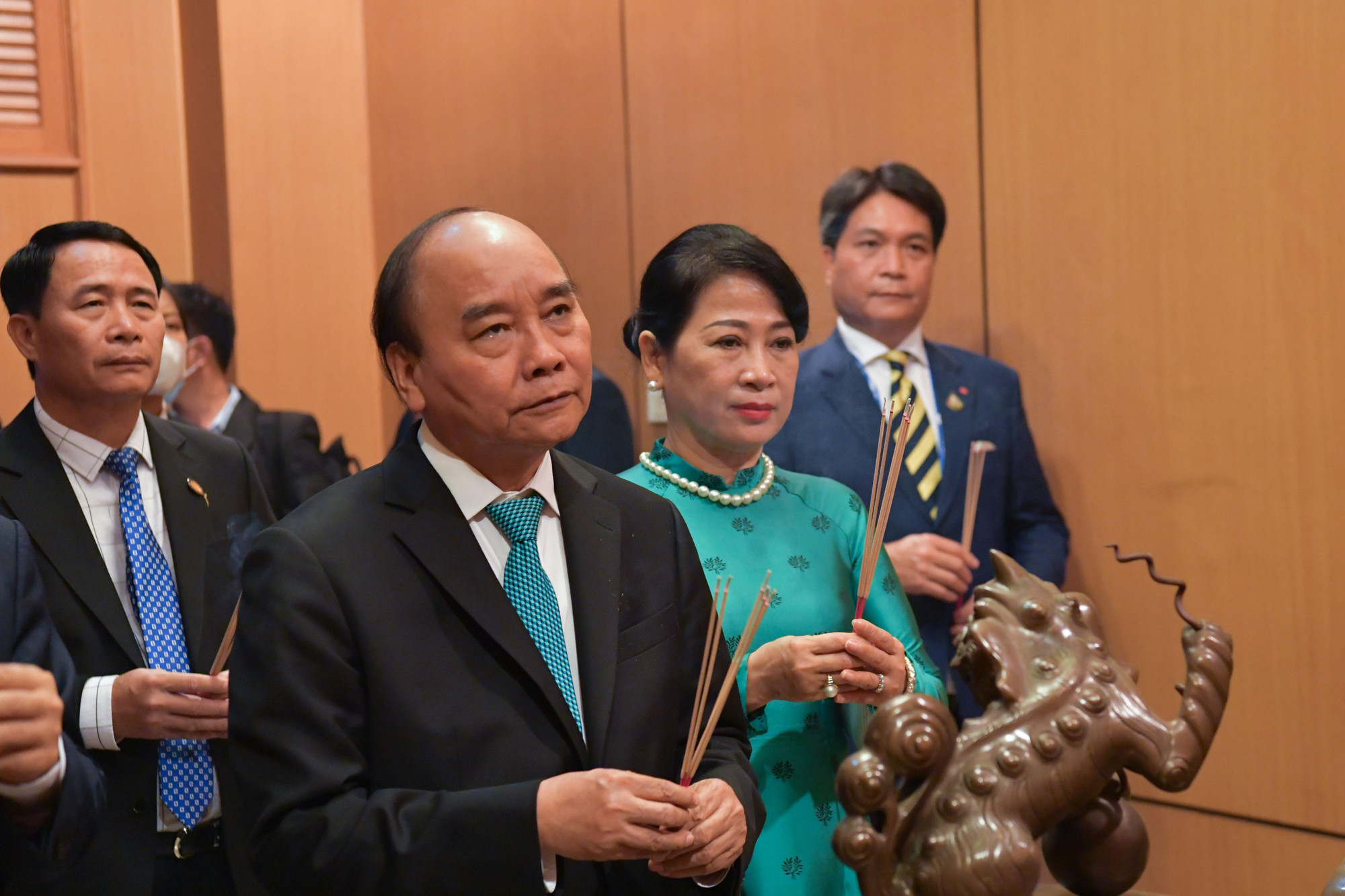 Chủ tịch nước, Phu nhân và các đại biểu thắp hương tưởng nhớ Chủ tịch Hồ Chí Minh.