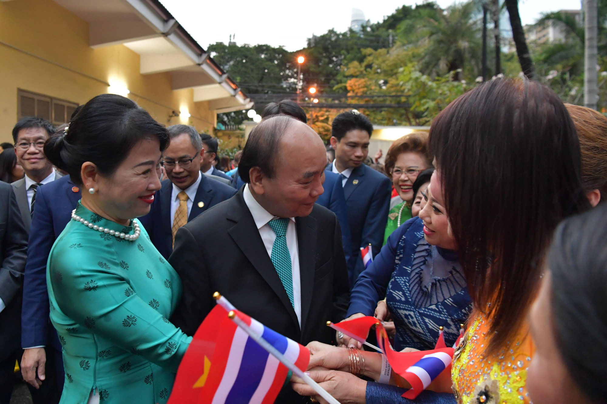 Chủ tịch nước cùng Phu nhân ân cần thăm hỏi bà con.