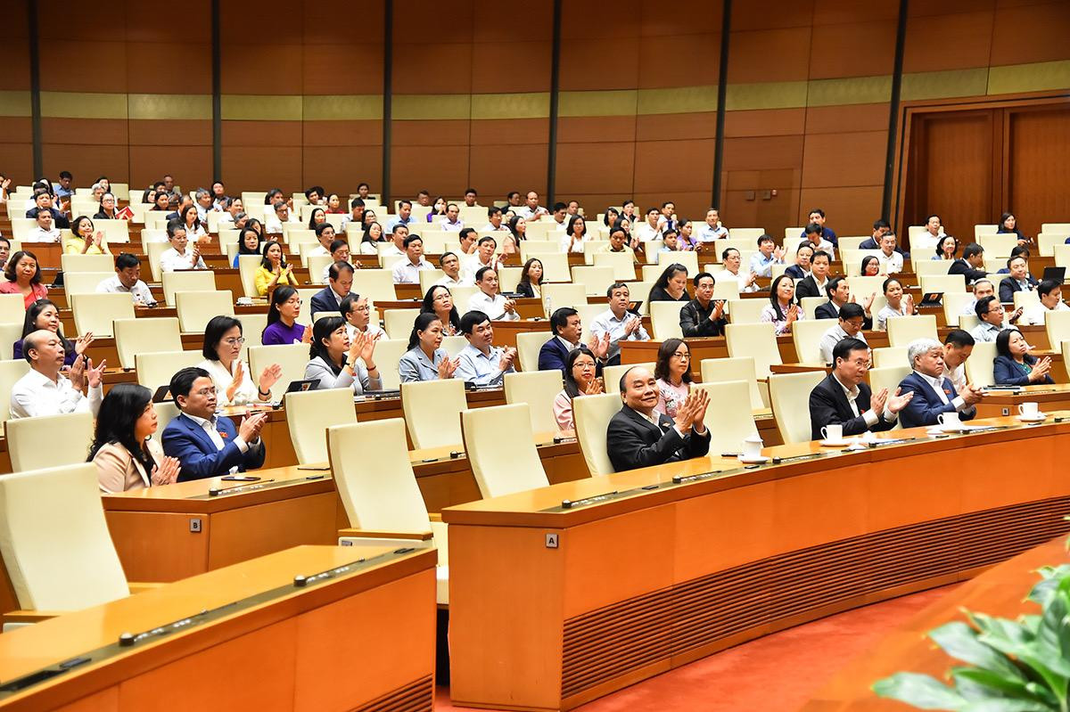 Chủ tịch nước Nguyễn Xuân Phúc, Thường trực Ban Bí thư Võ Văn Thưởng, Chủ tịch Ủy ban Trung ương Mặt trận Tổ quốc Việt Nam Đỗ Văn Chiến cùng các đại biểu Quốc hội dự Phiên chất vấn và trả lời chất vấn của Thủ tướng Chính phủ.