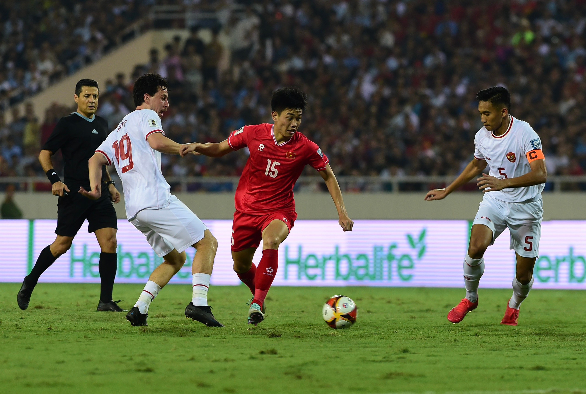 Tiền đạo trẻ Đình Bắc được huấn luyện viên Troussier tin tưởng tung vào sân nhưng không tạo được nhiều dấu ấn.