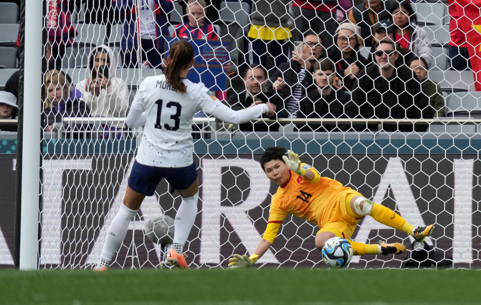 Thủ môn Kim Thanh cản phá cú sút phạt đền của Alex Morgan. (Ảnh: CNN)