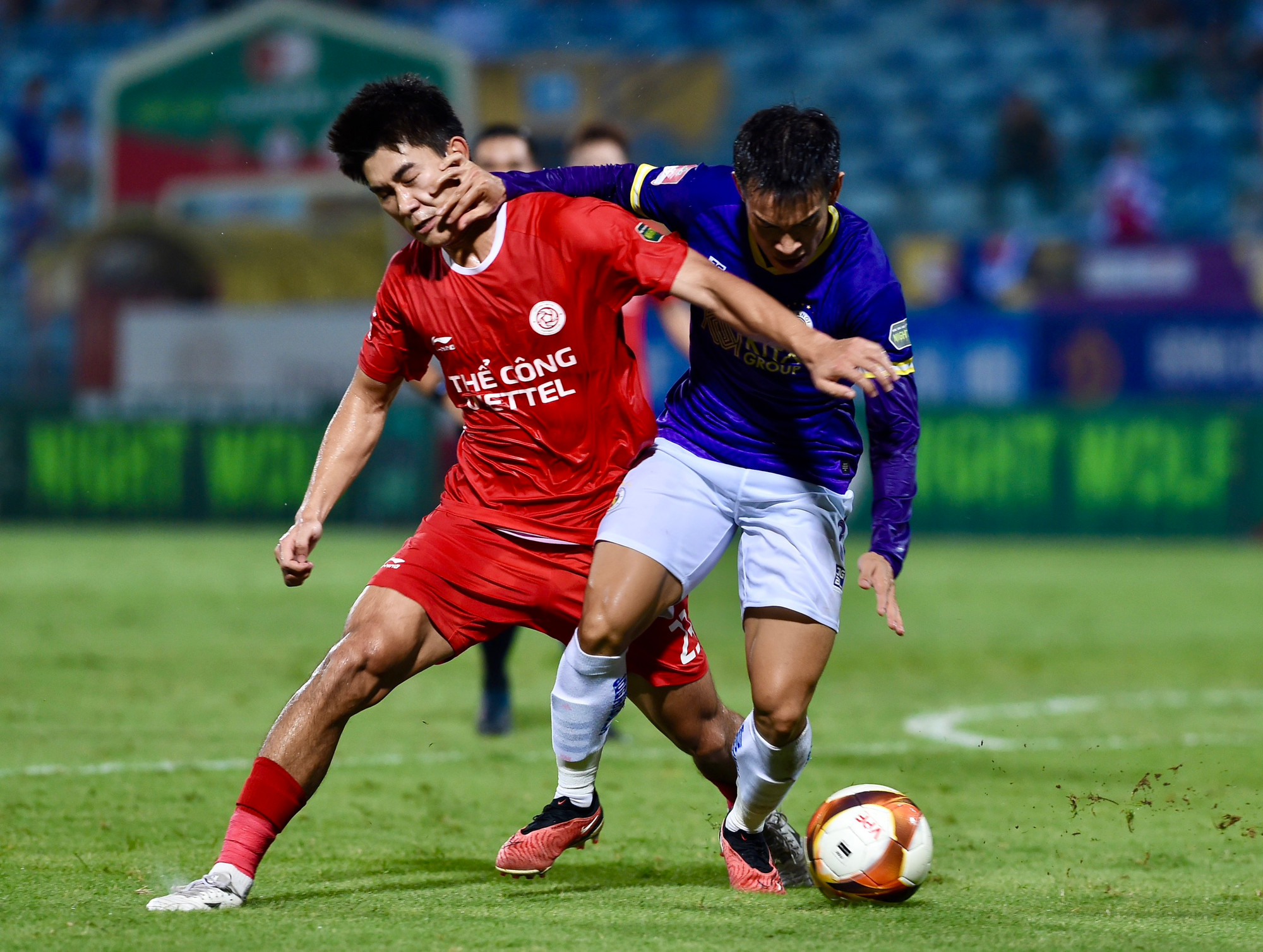 Sự có mặt của huấn luyện viên Kim Sang-sik trên khán đài cũng giúp các cầu thủ có thêm động lực thể hiện.